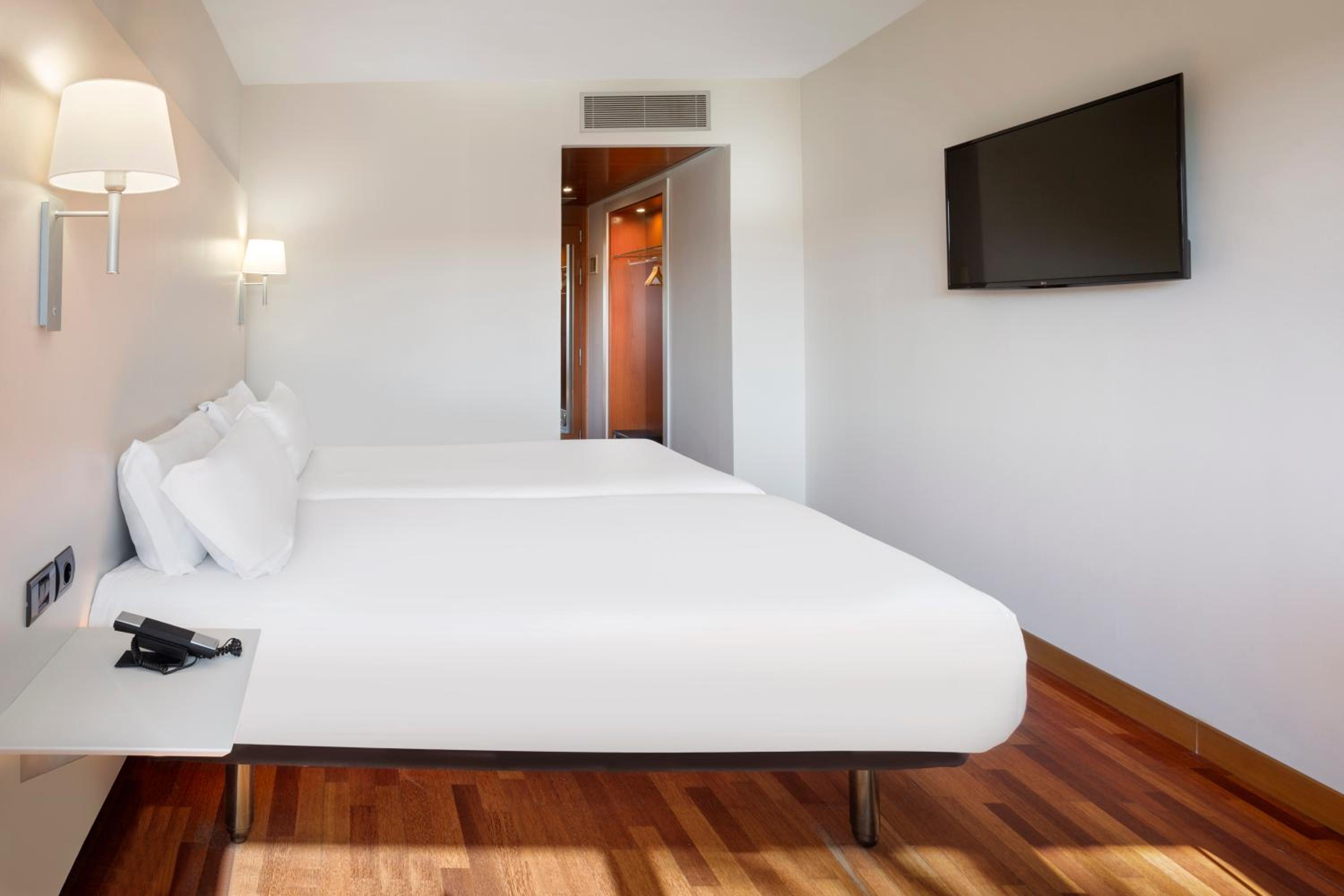Twin Room - Photo 1