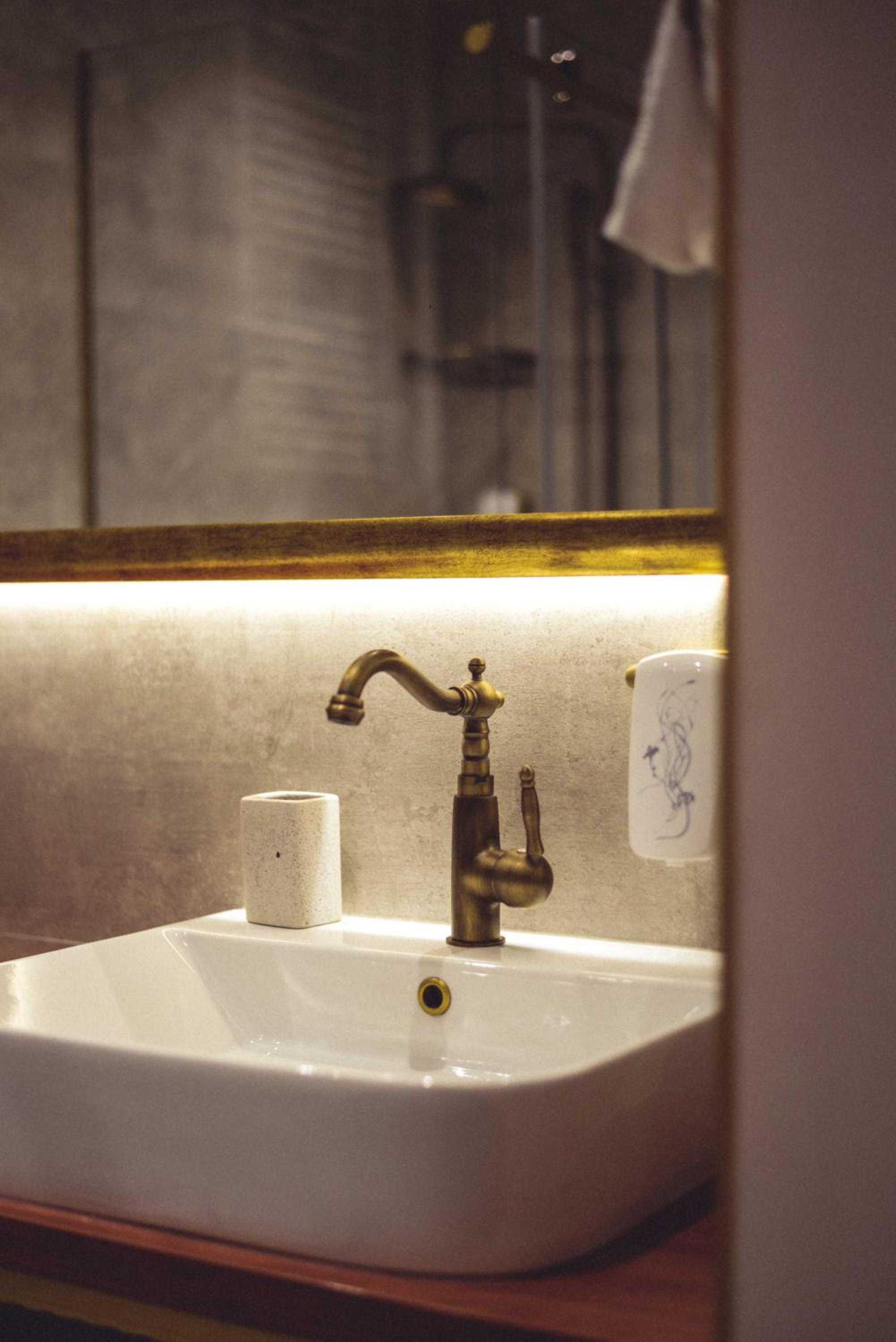 Suite with Spa Bath - Photo 8
