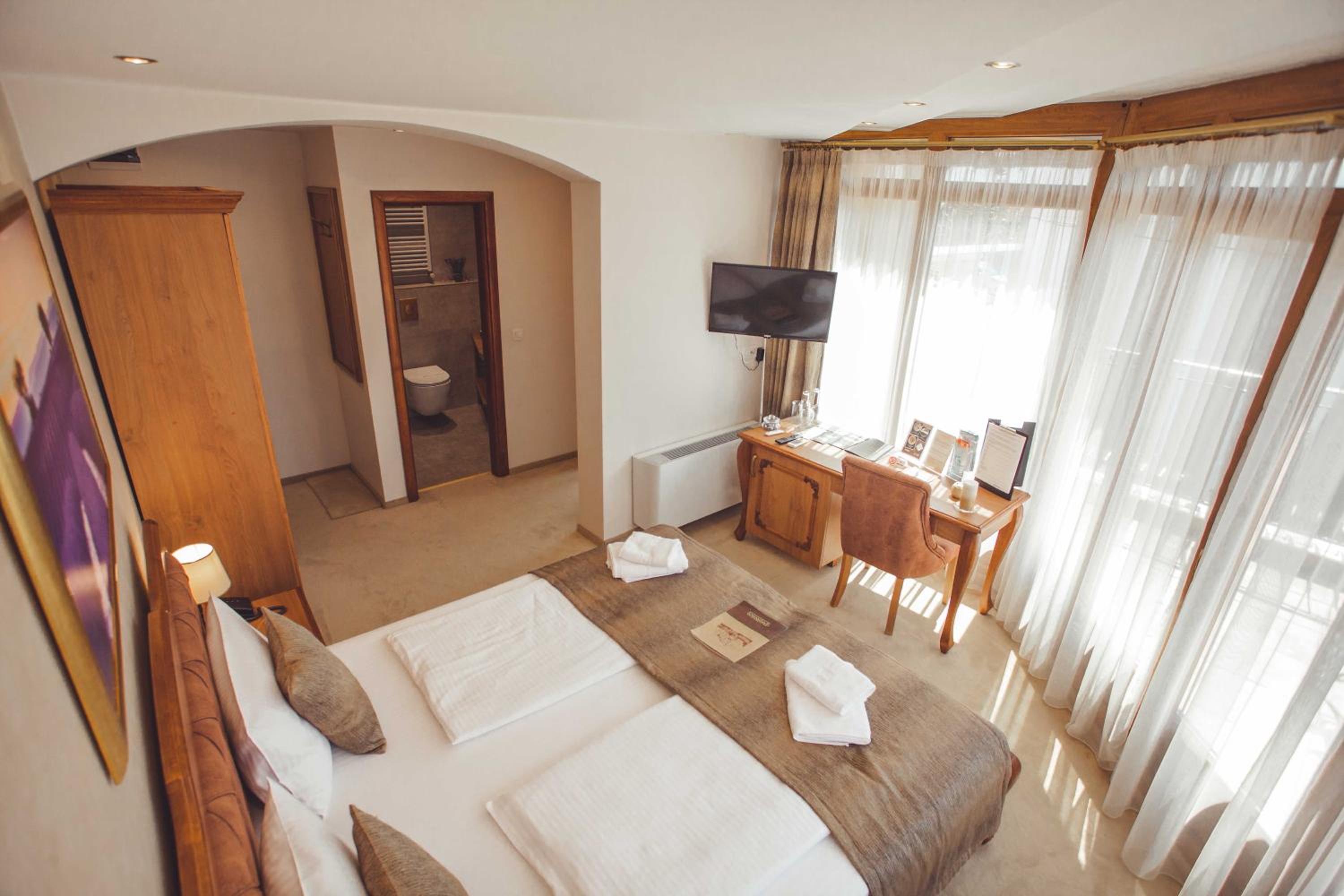 Suite with Spa Bath - Photo 39
