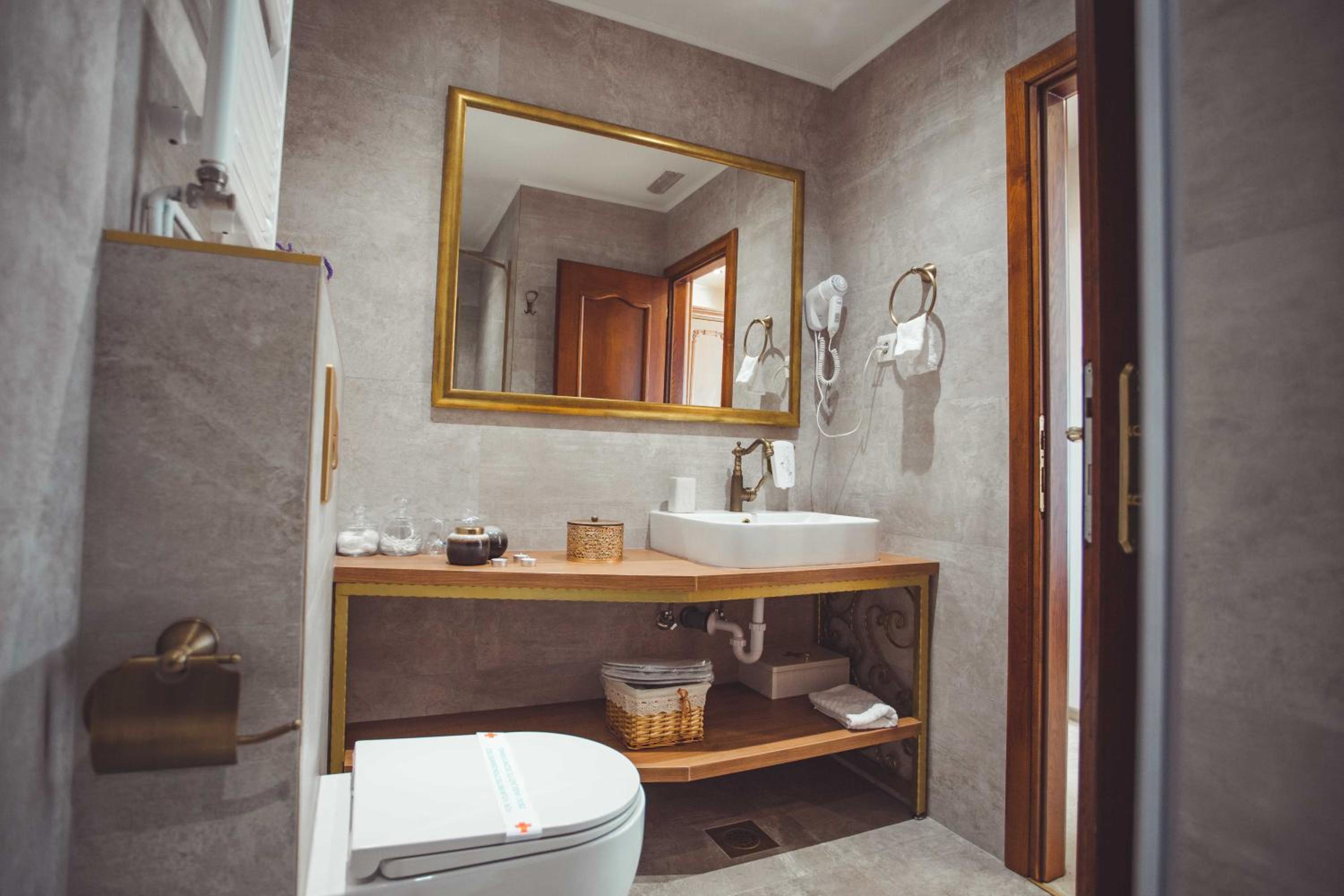 Suite with Spa Bath - Photo 13