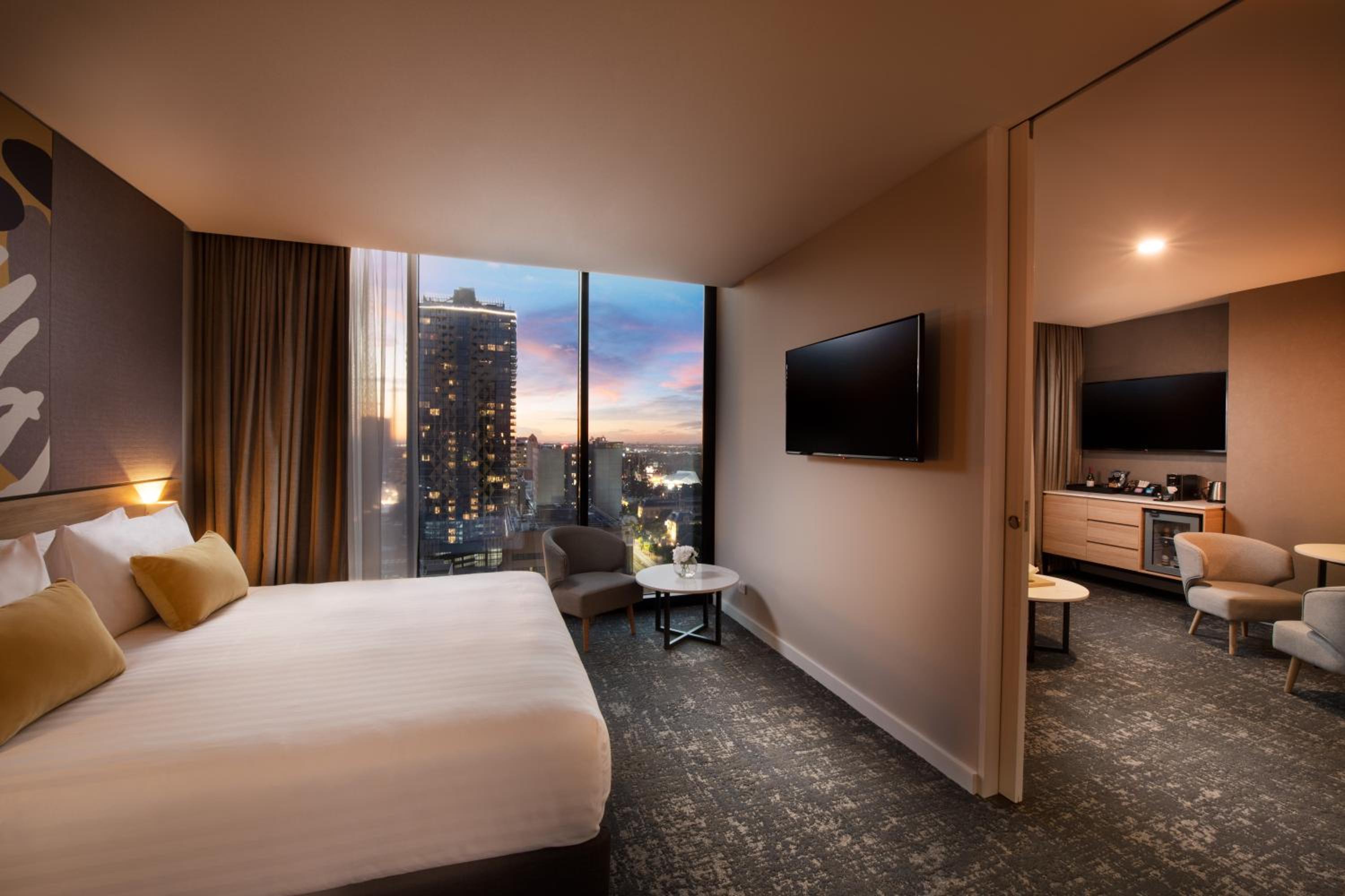 One-Bedroom Suite with City View - Photo 9