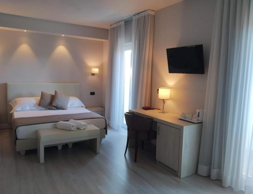 Deluxe Triple Room - Photo 11