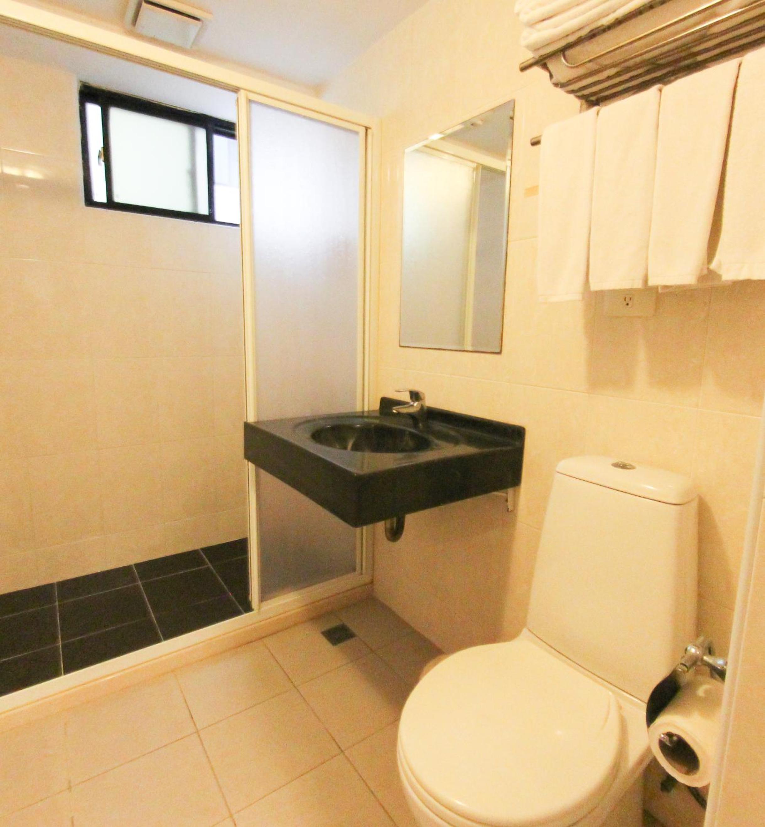 Standard Quadruple Room - Photo 9