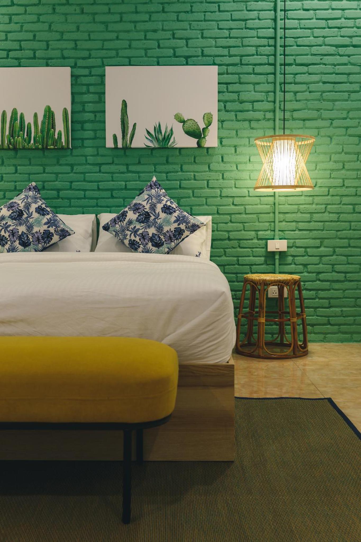 Deluxe Queen Room - Photo 9