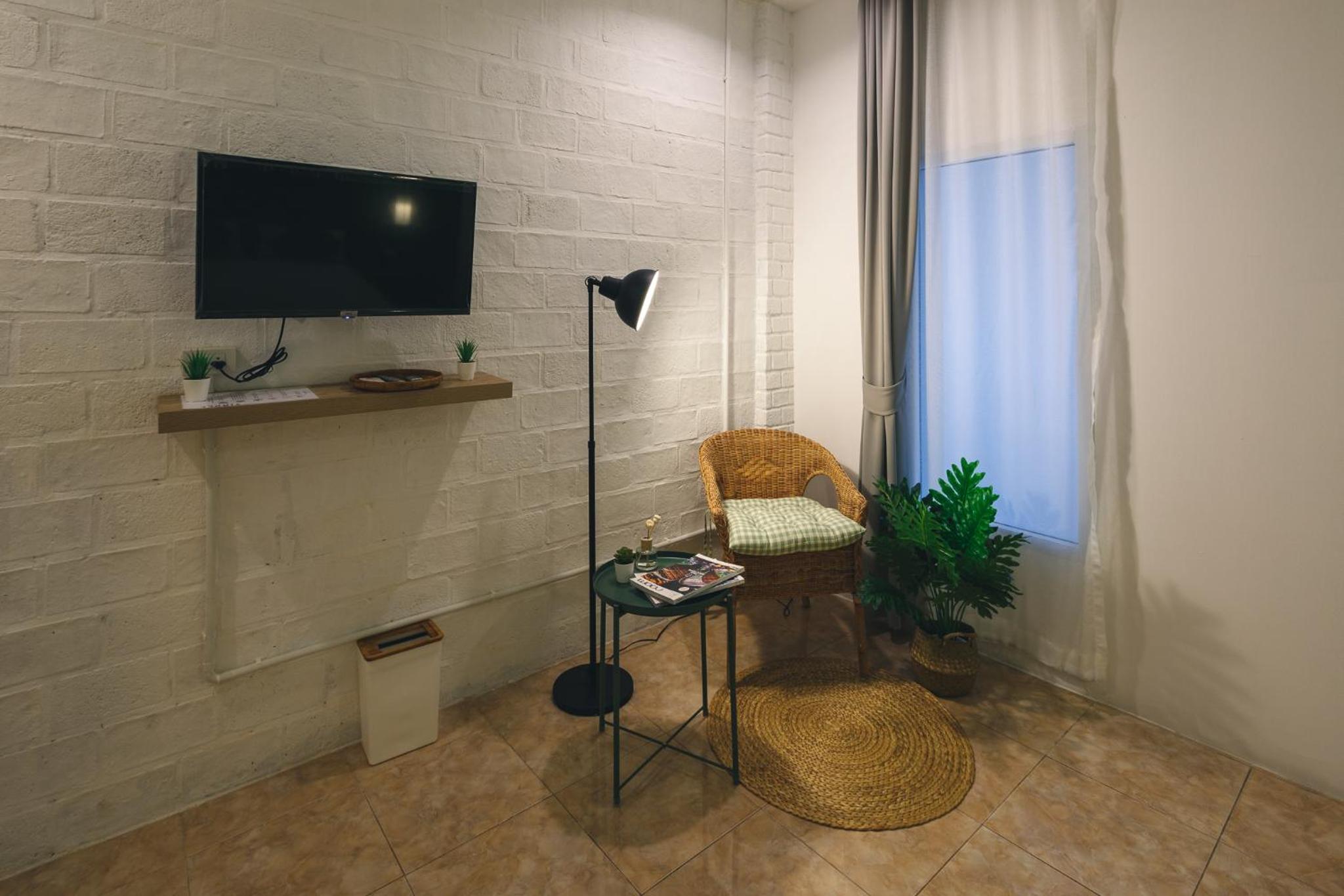 Deluxe Queen Room - Photo 10