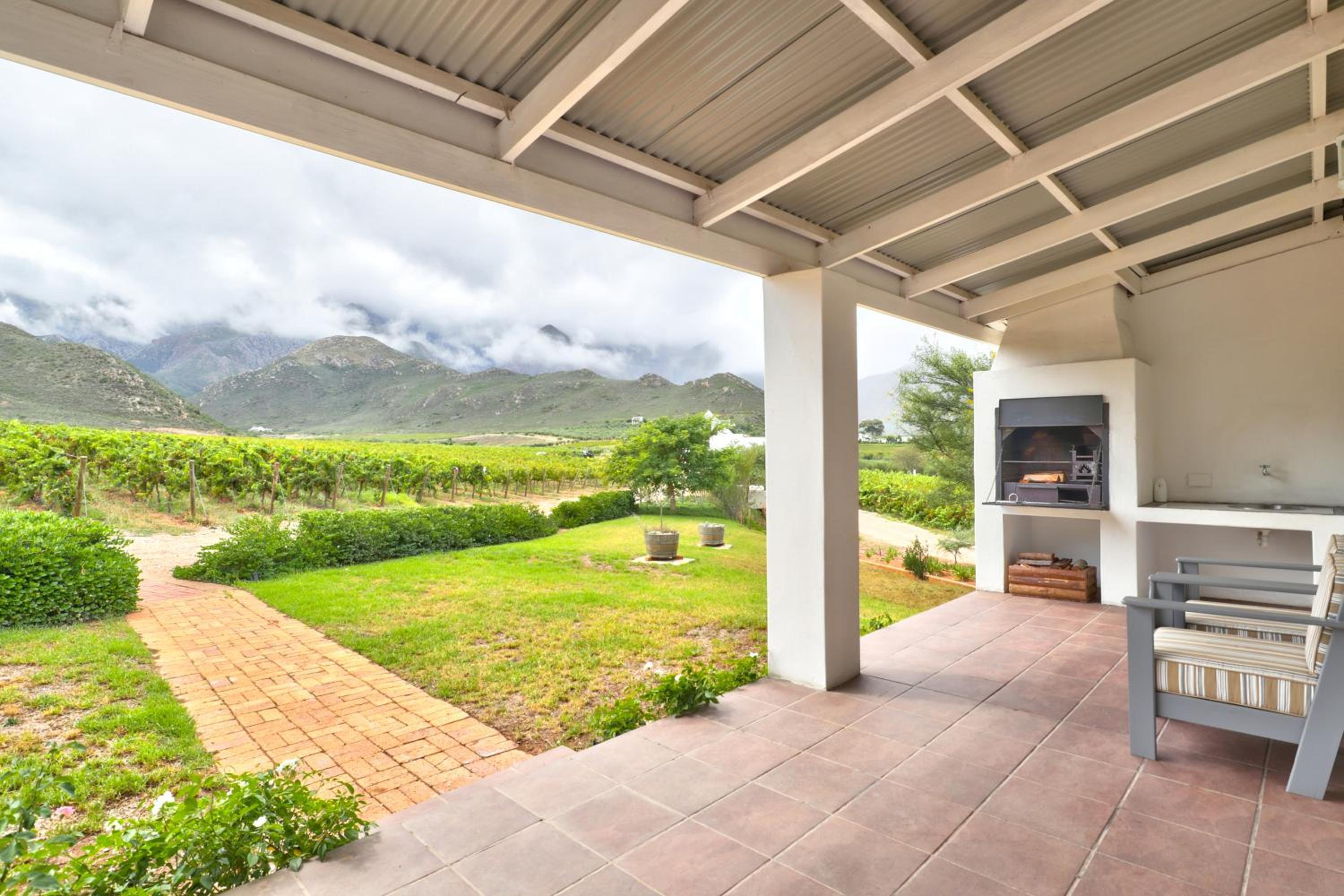 Two-Bedroom Cottage with Mountain View photo 3