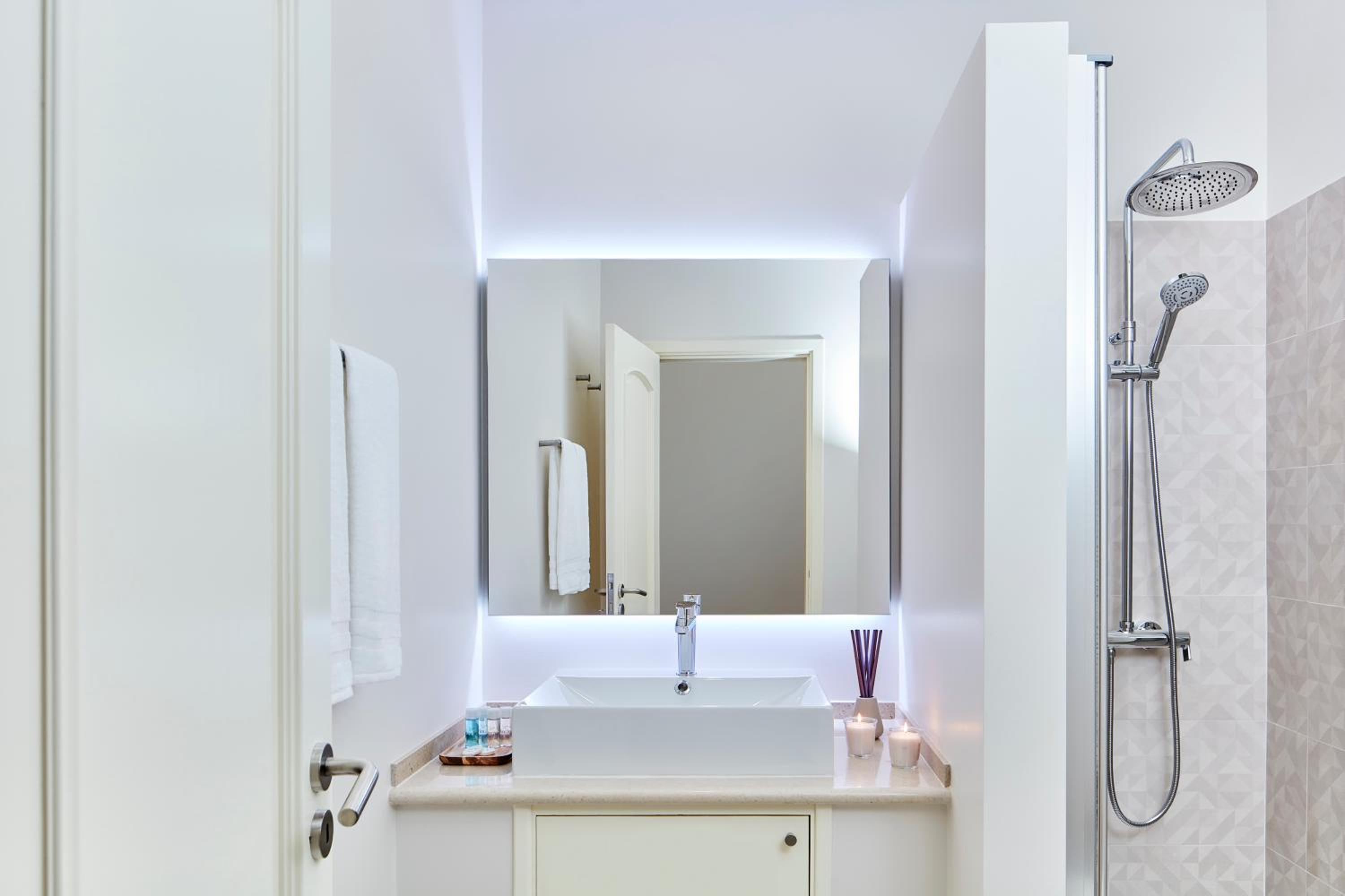 Deluxe Three-Bedroom Townhouse photo 3