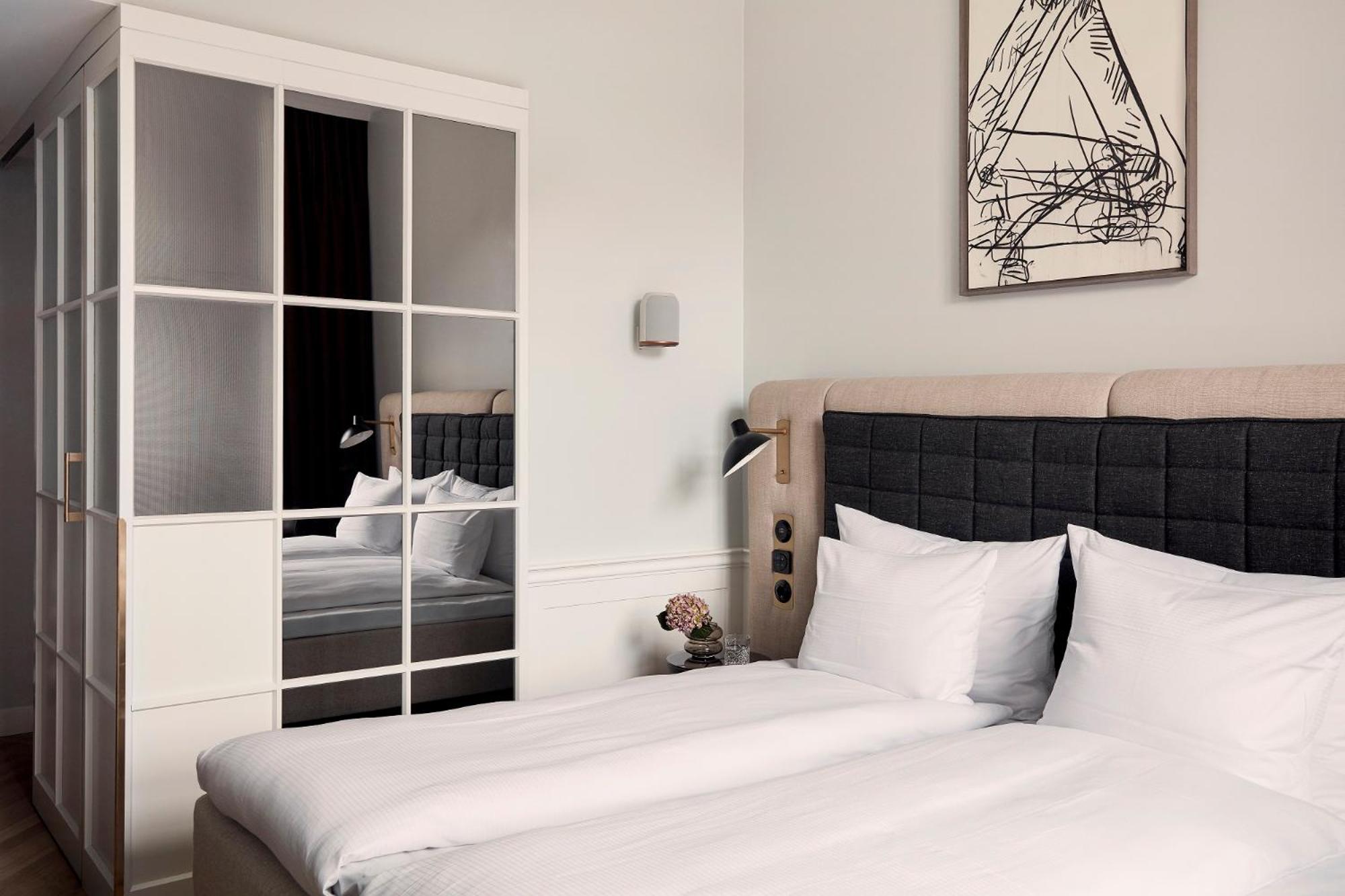 Superior Twin Room thumbnail 6