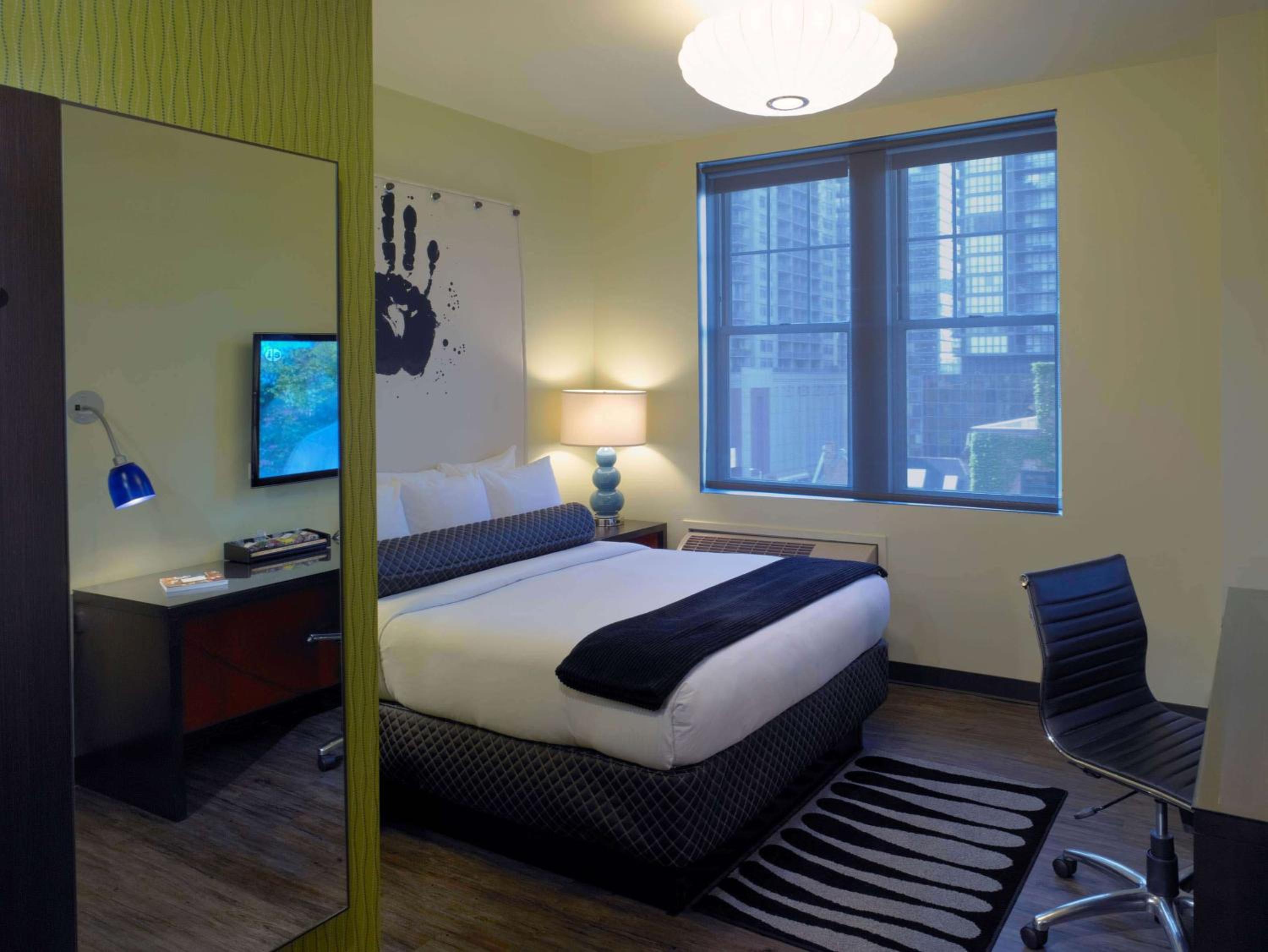 Queen Room with City View - Photo 1
