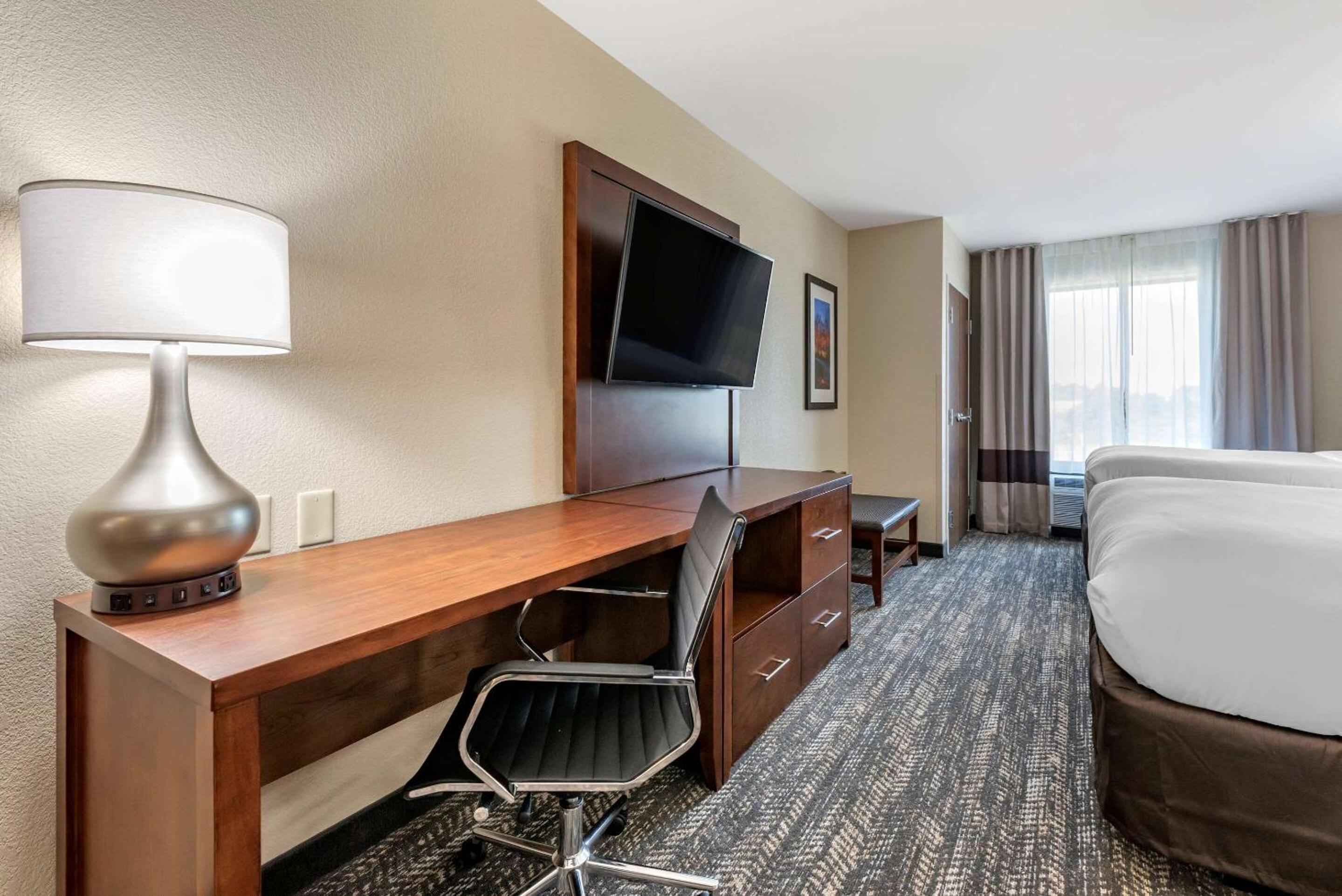 Queen Suite with Two Queen Beds - Non-Smoking - Photo 3