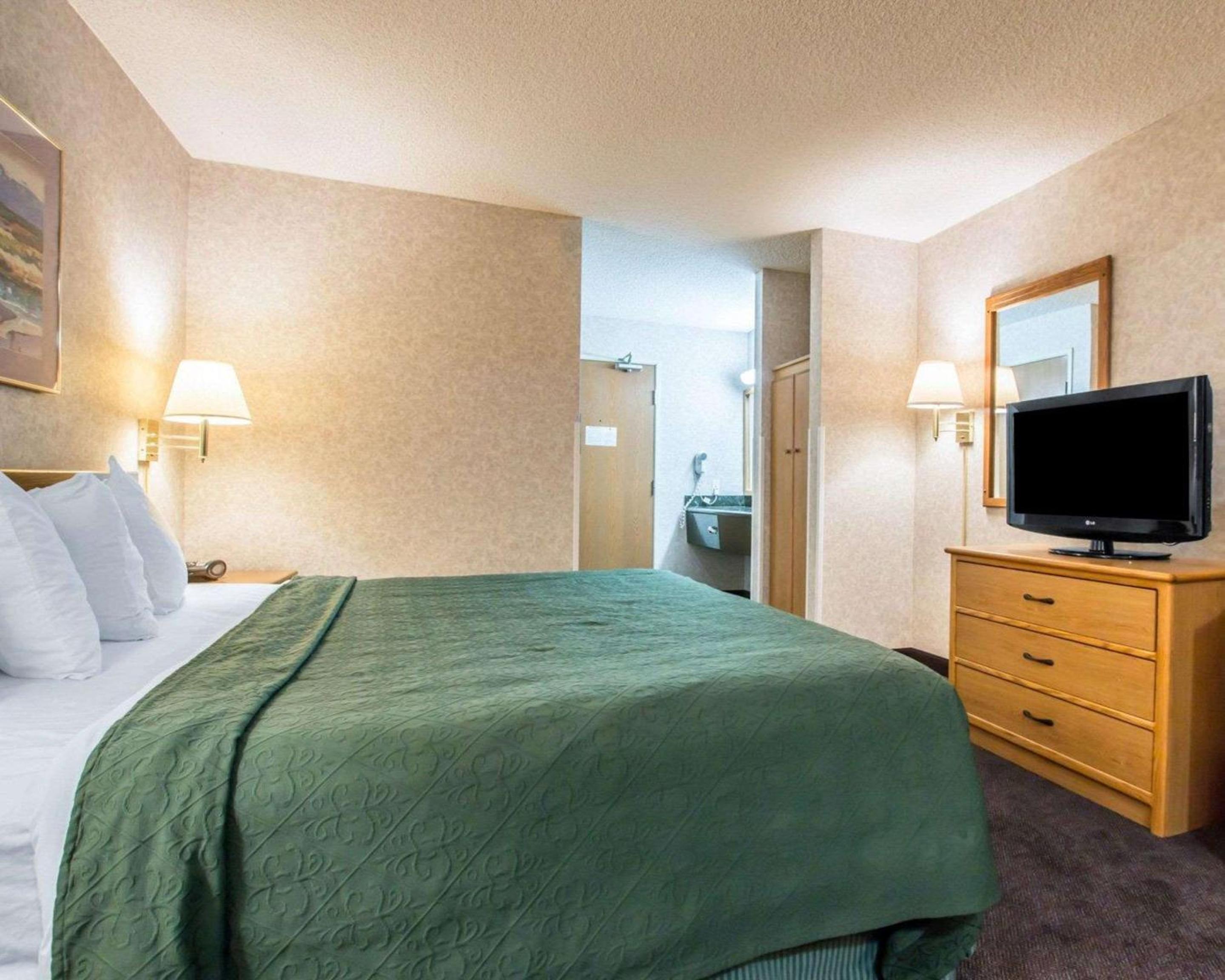Suite, 1 King Bed, Non Smoking - Photo 2