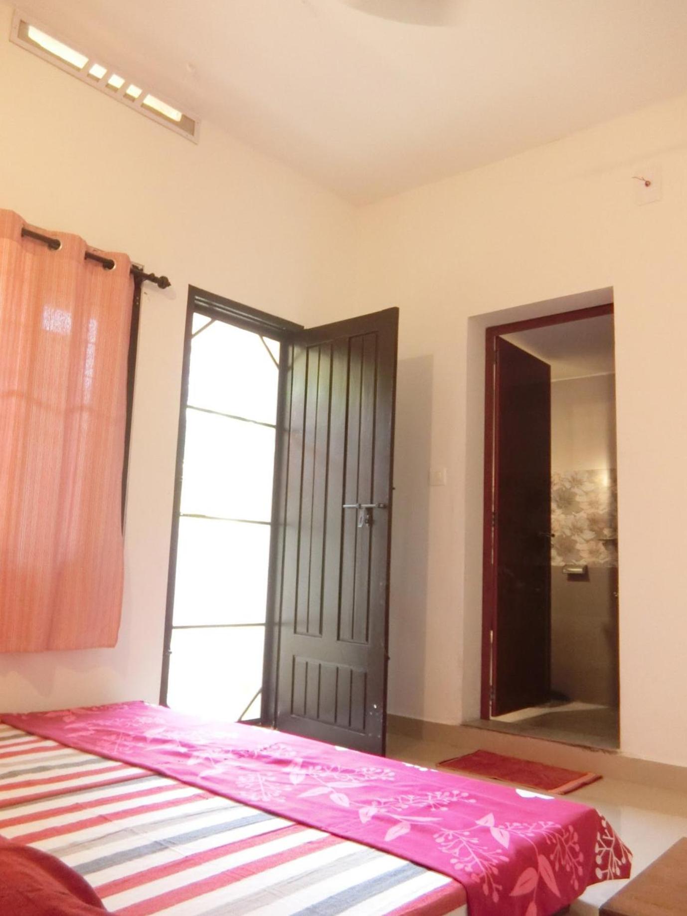 Twin Room with Bathroom photo 2