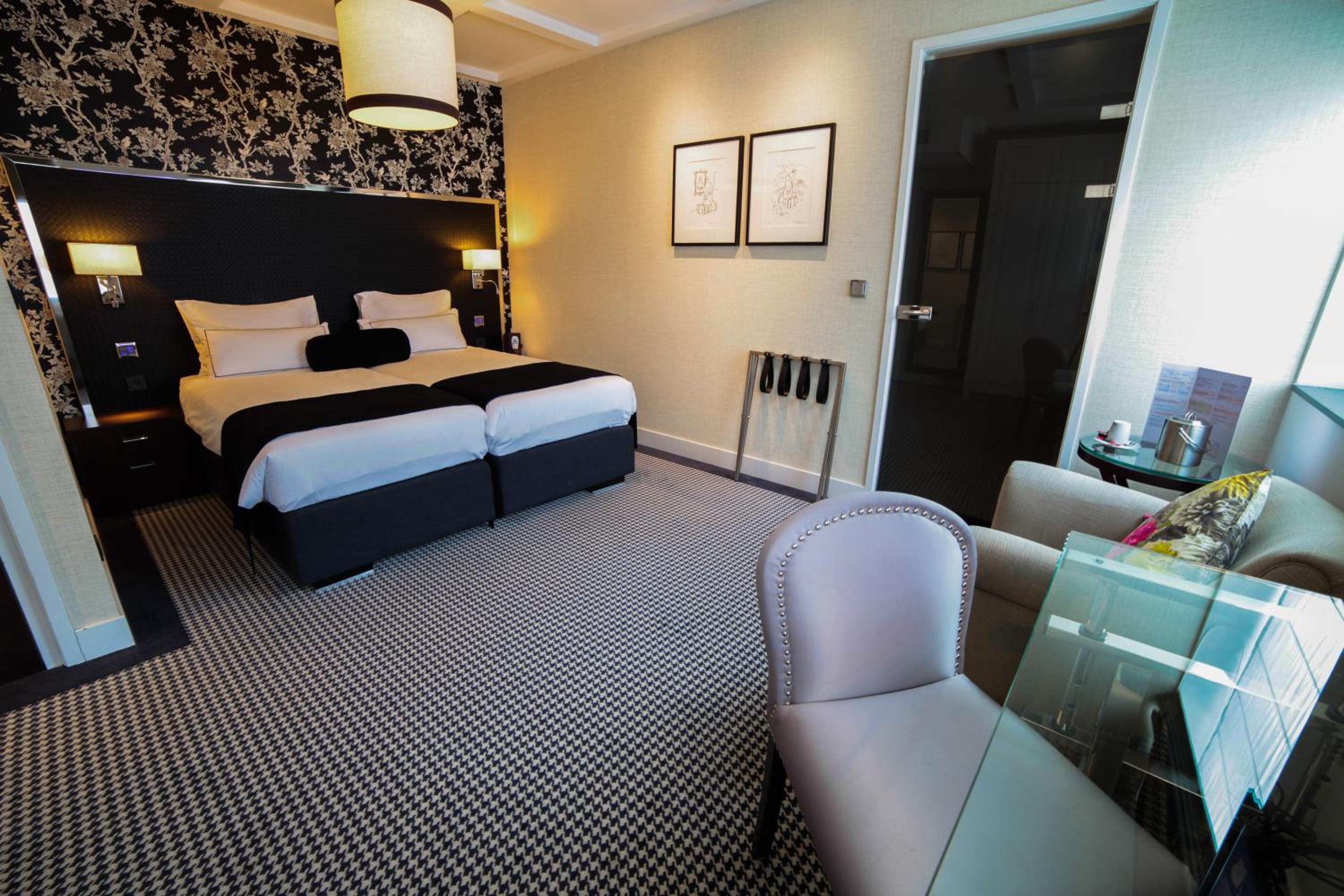 Deluxe Twin Room with City View photo 2