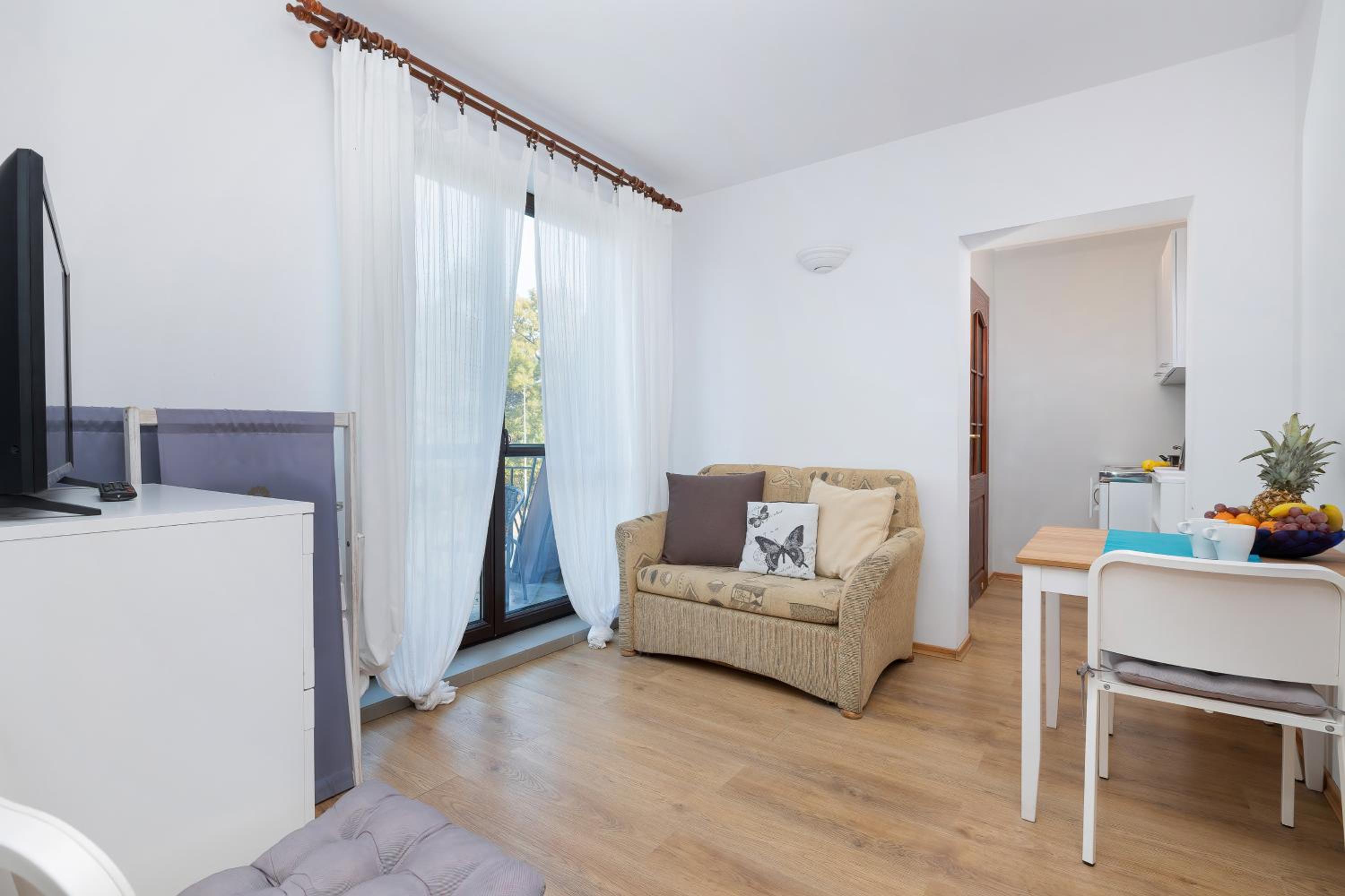 Triple Room with Balcony - Photo 11