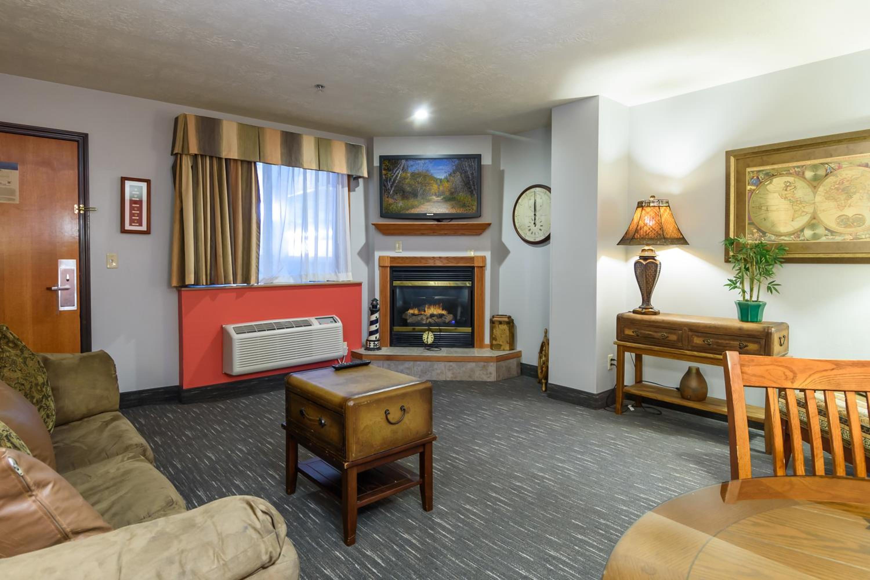 One-Bedroom King Suite with Jetted Tub - Non-Smoking - Photo 2