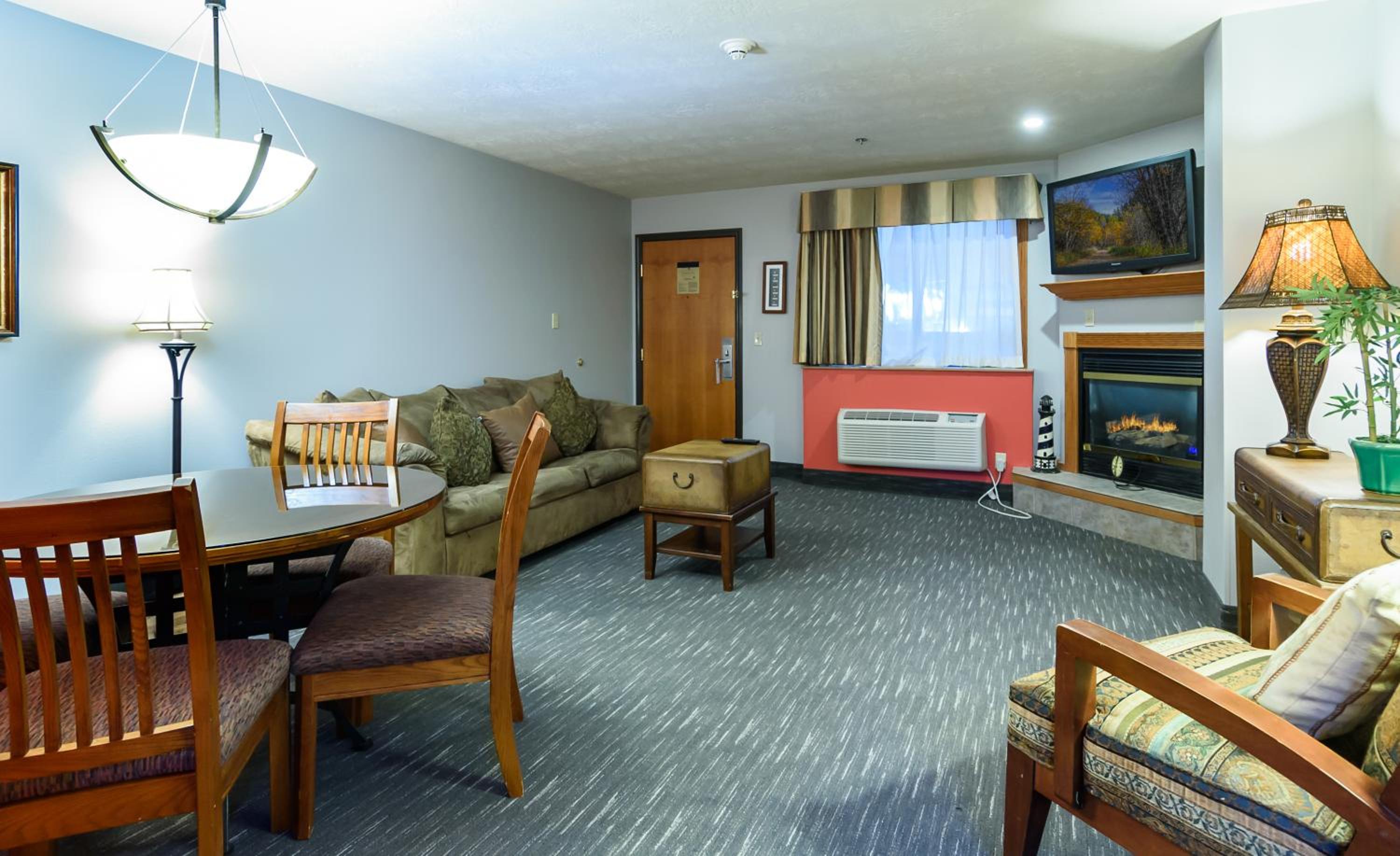 One-Bedroom King Suite with Jetted Tub - Non-Smoking - Photo 5