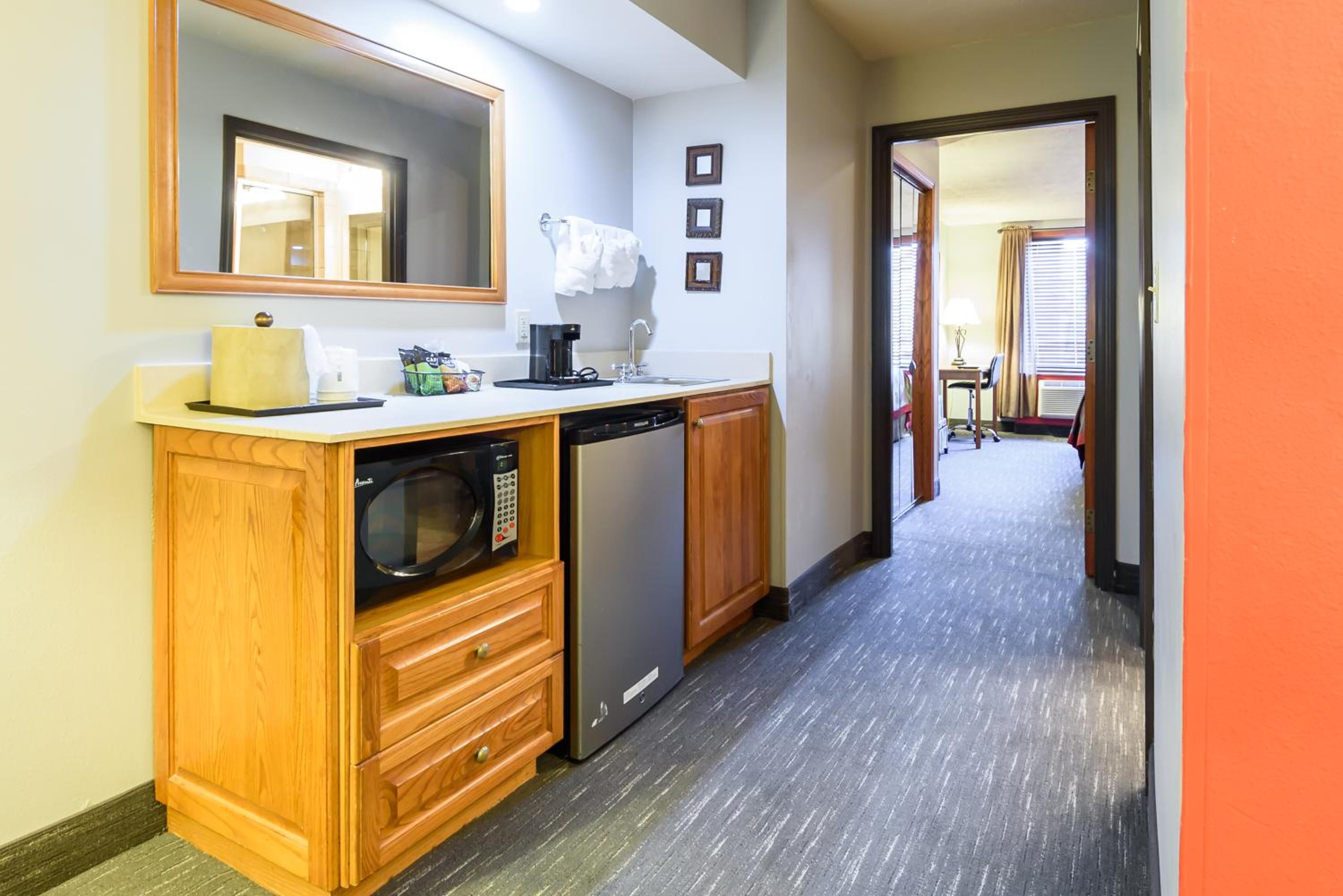 One-Bedroom King Suite with Jetted Tub - Non-Smoking - Photo 4