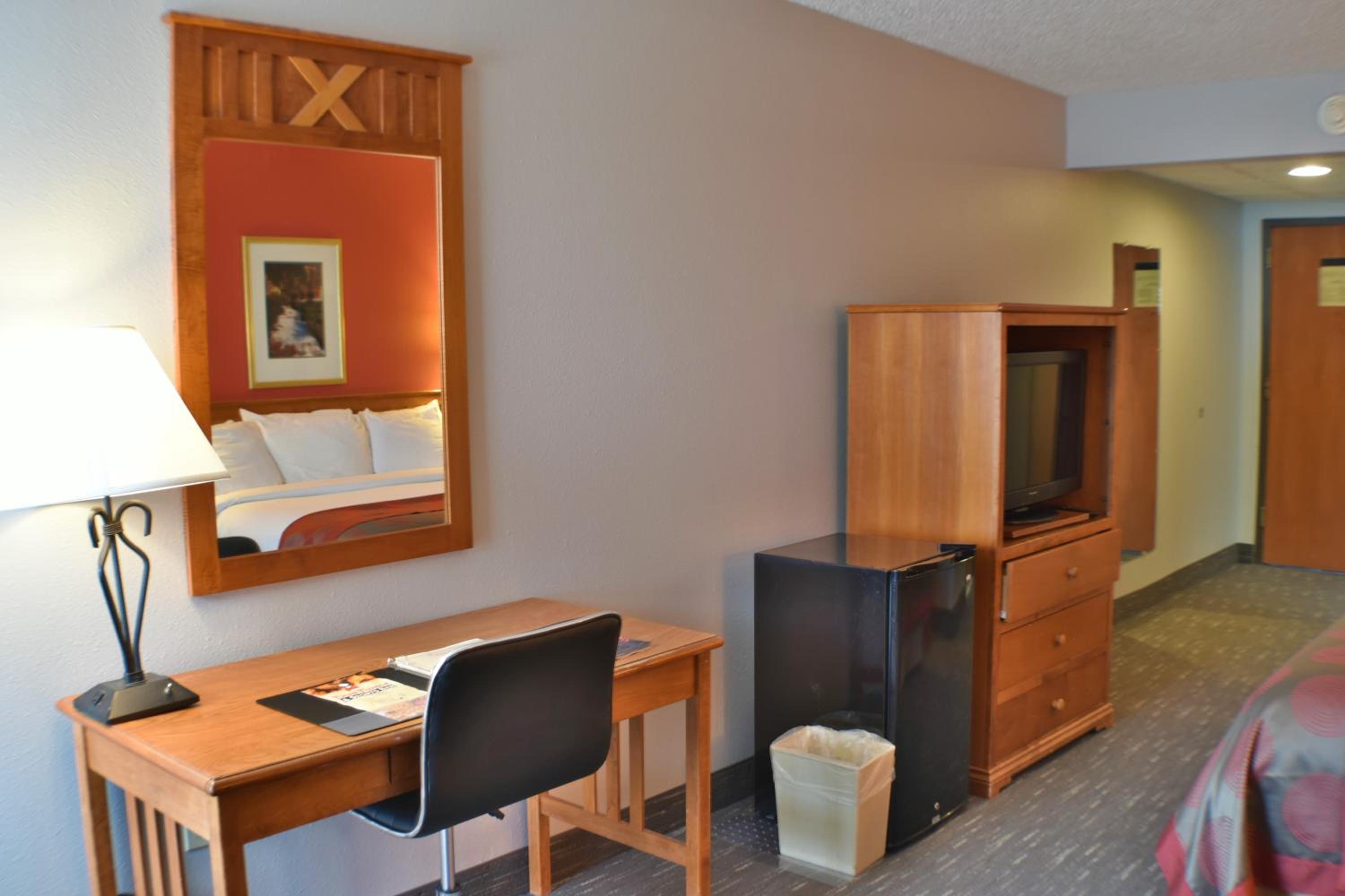 One-Bedroom King Suite - Non-Smoking - Photo 7
