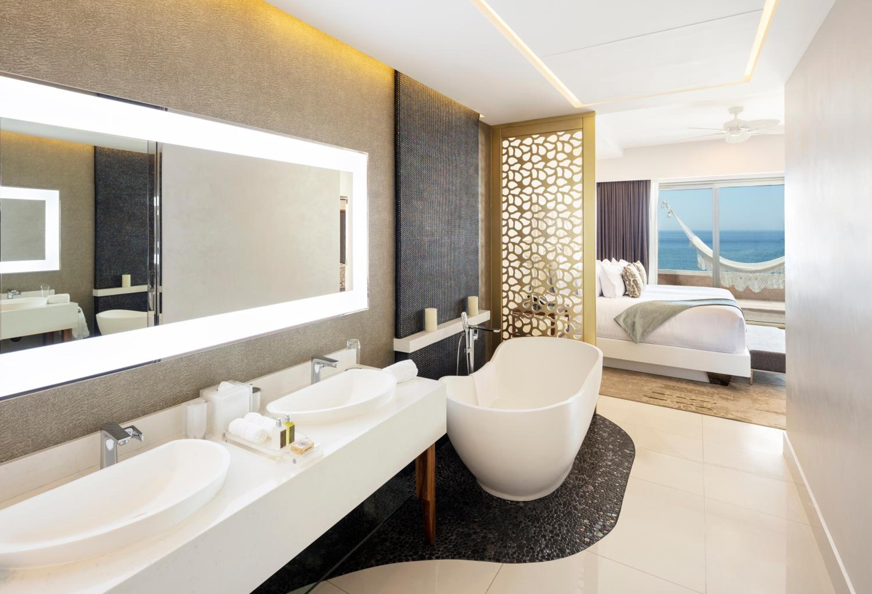 One-Bedroom Ocean View - 1 King Bed - Photo 13