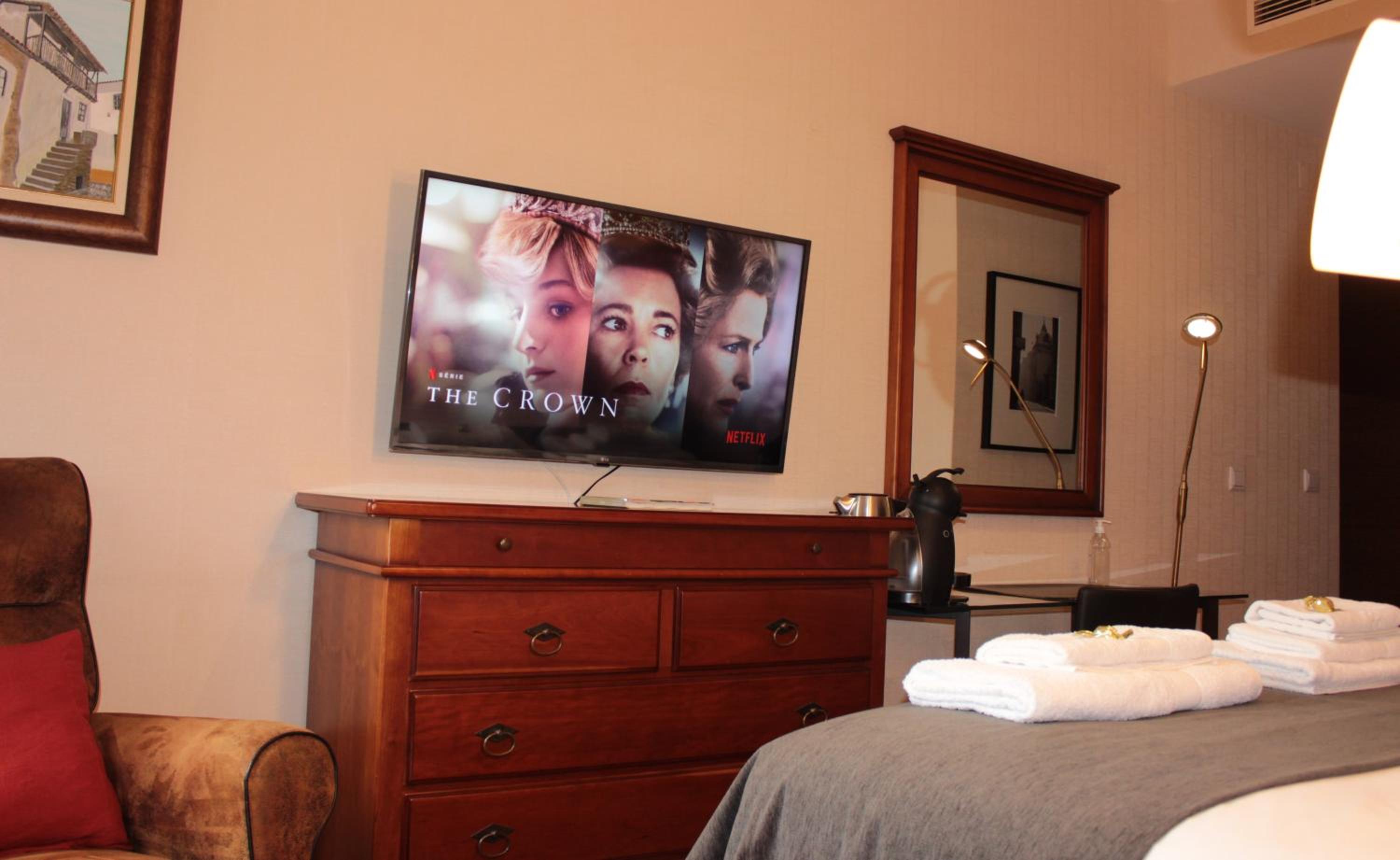 Deluxe Queen Suite - Photo 25