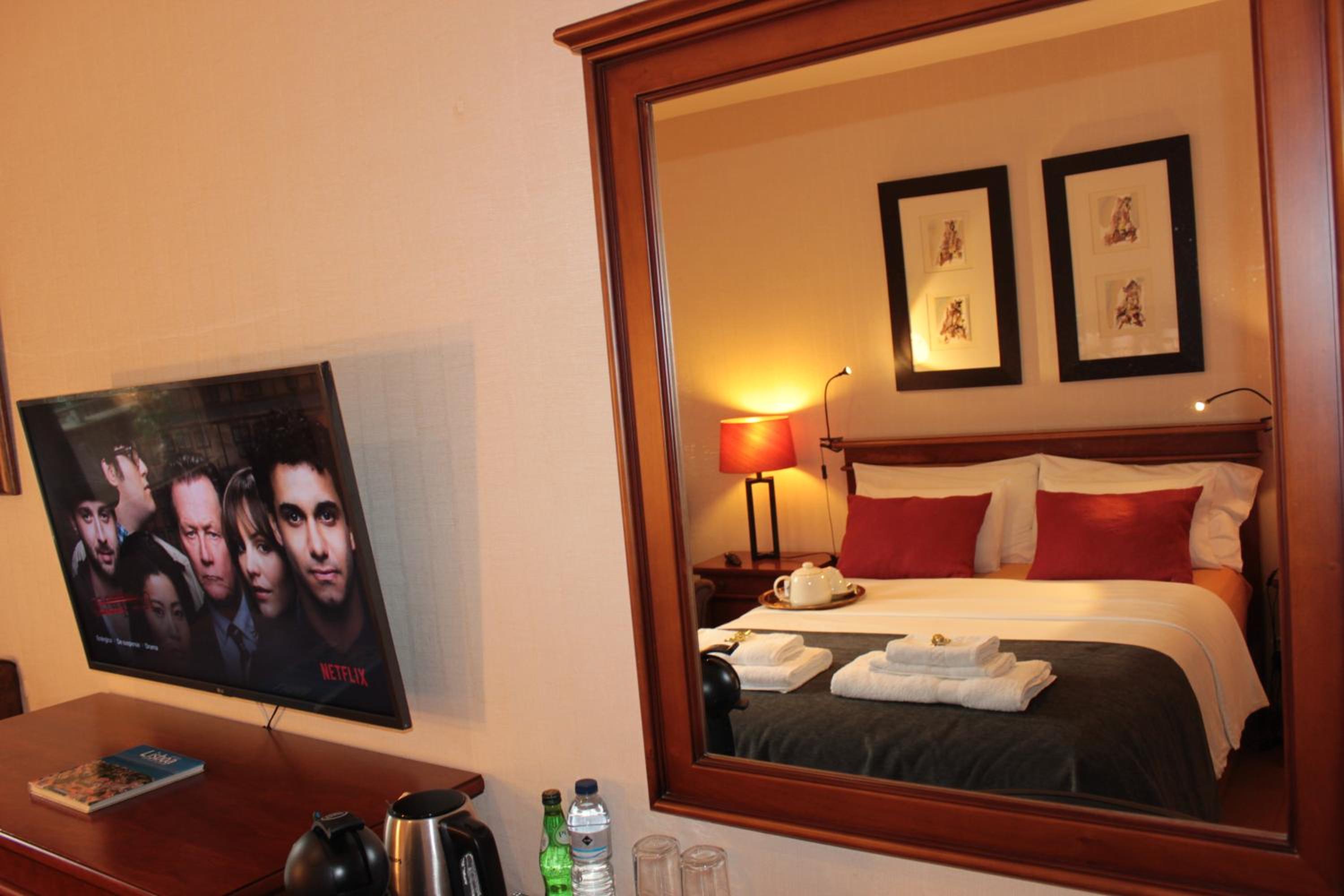 Deluxe Queen Suite - Photo 27