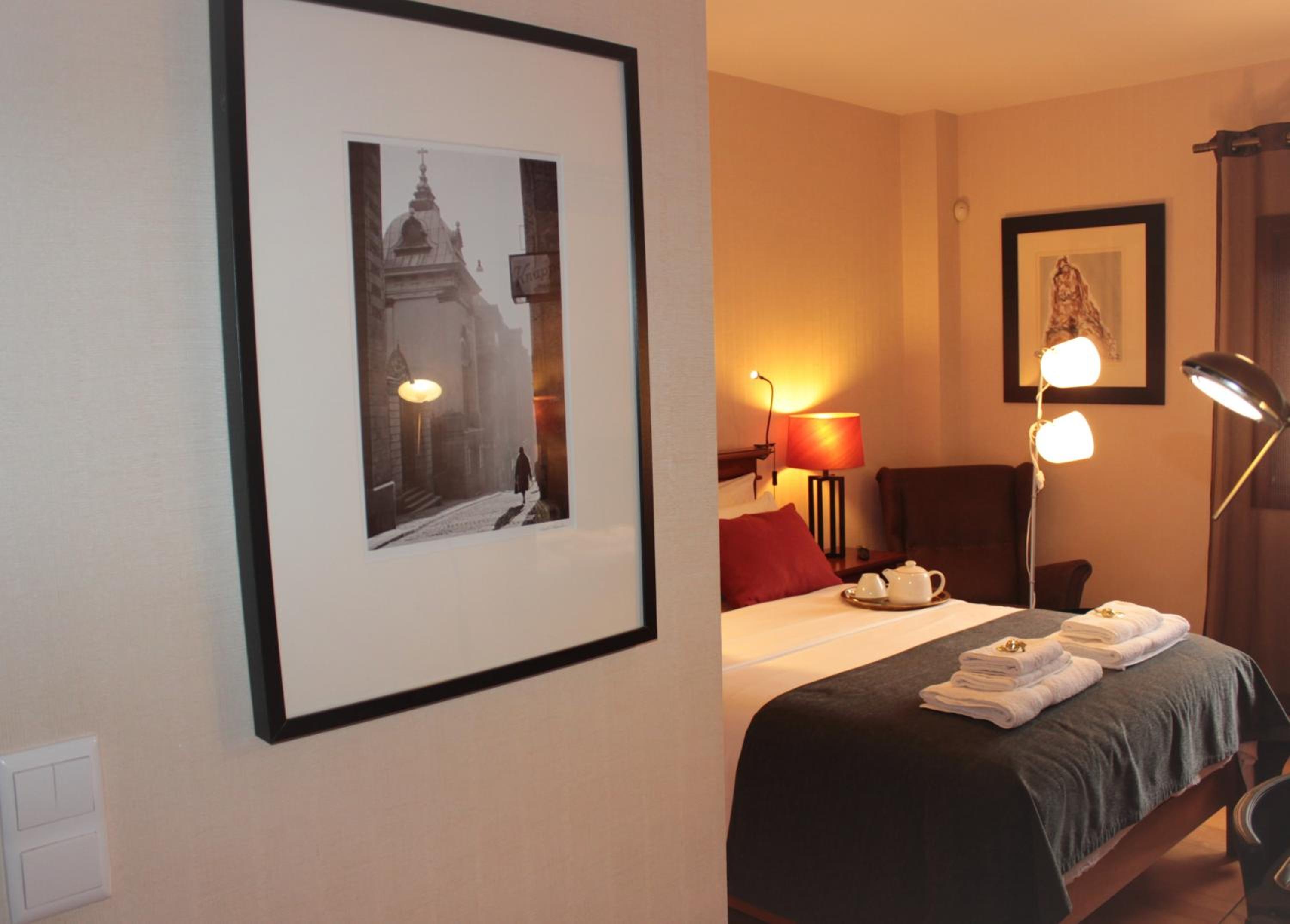Deluxe Queen Suite - Photo 28