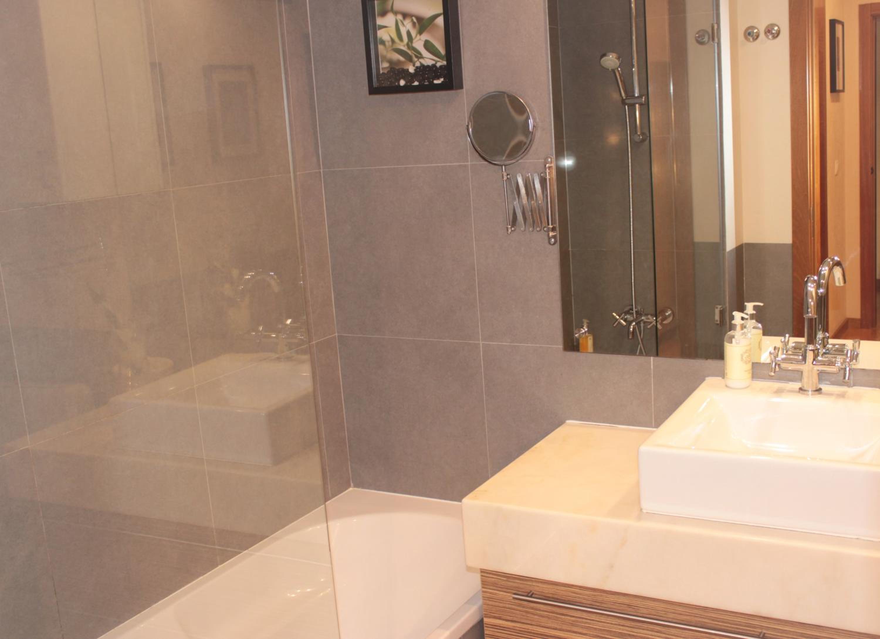 Deluxe Queen Suite - Photo 15