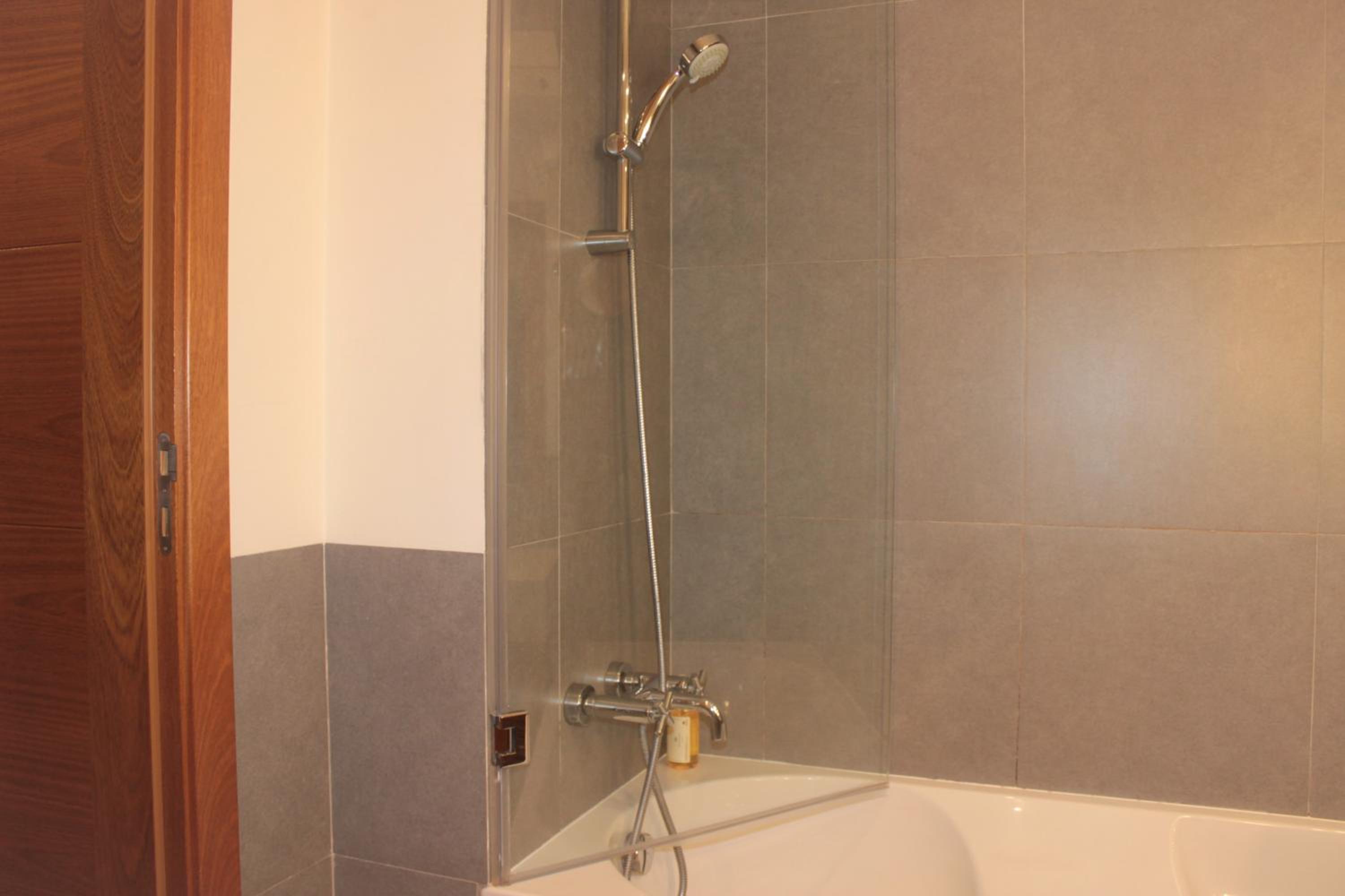 Deluxe Queen Suite - Photo 33