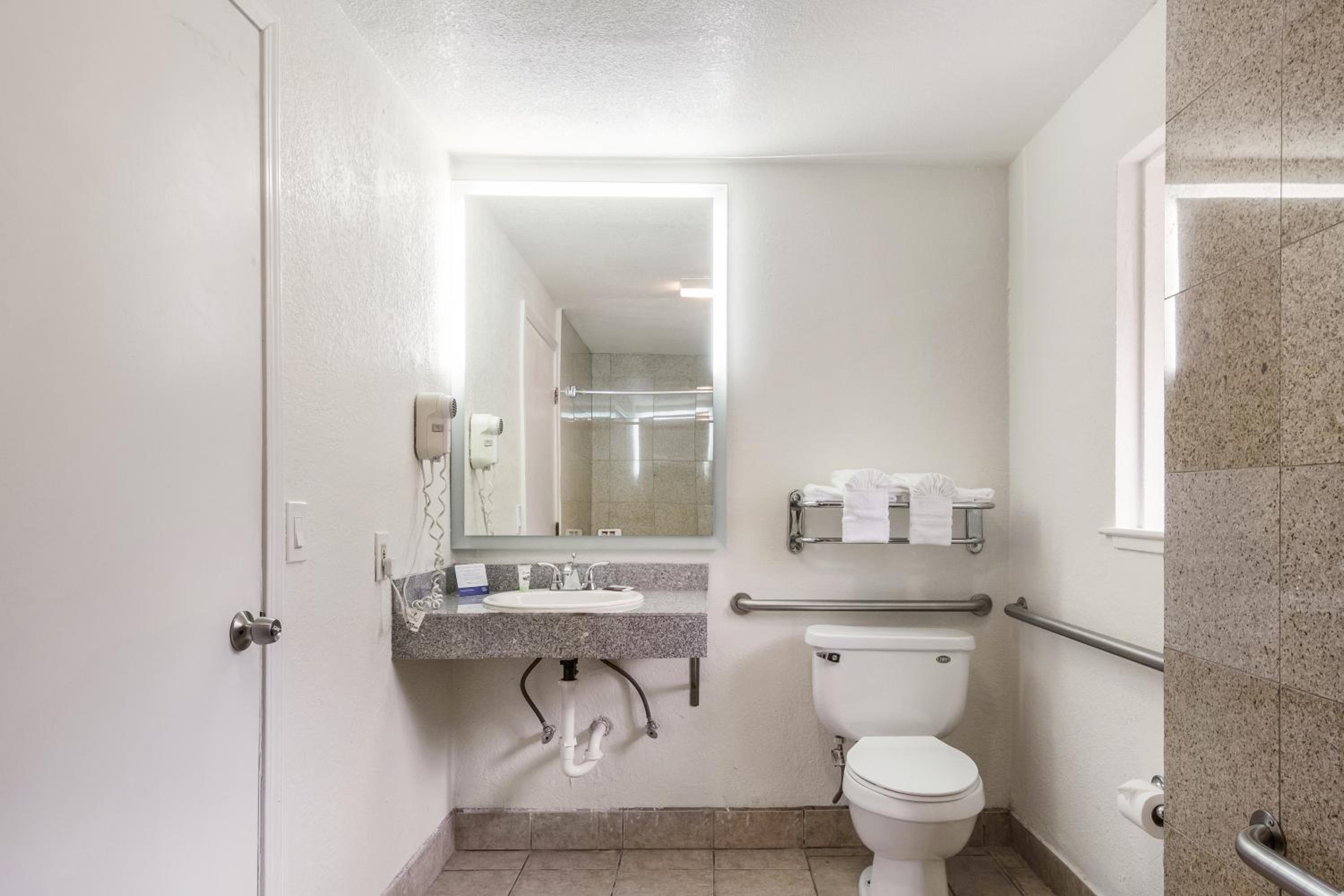 Queen Room - Accessible/Non-Smoking - Photo 4