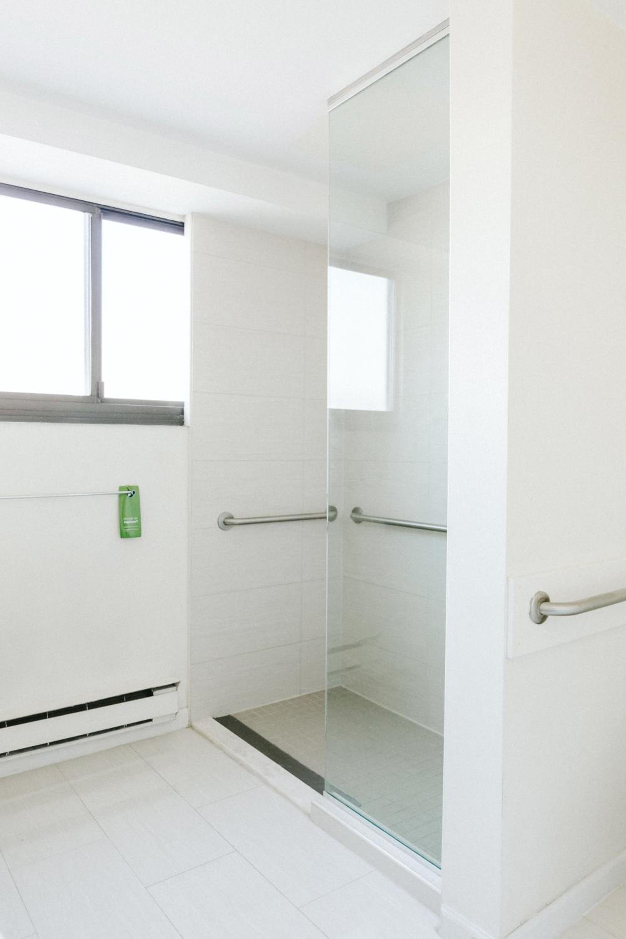 King Suite Accessible - Photo 6