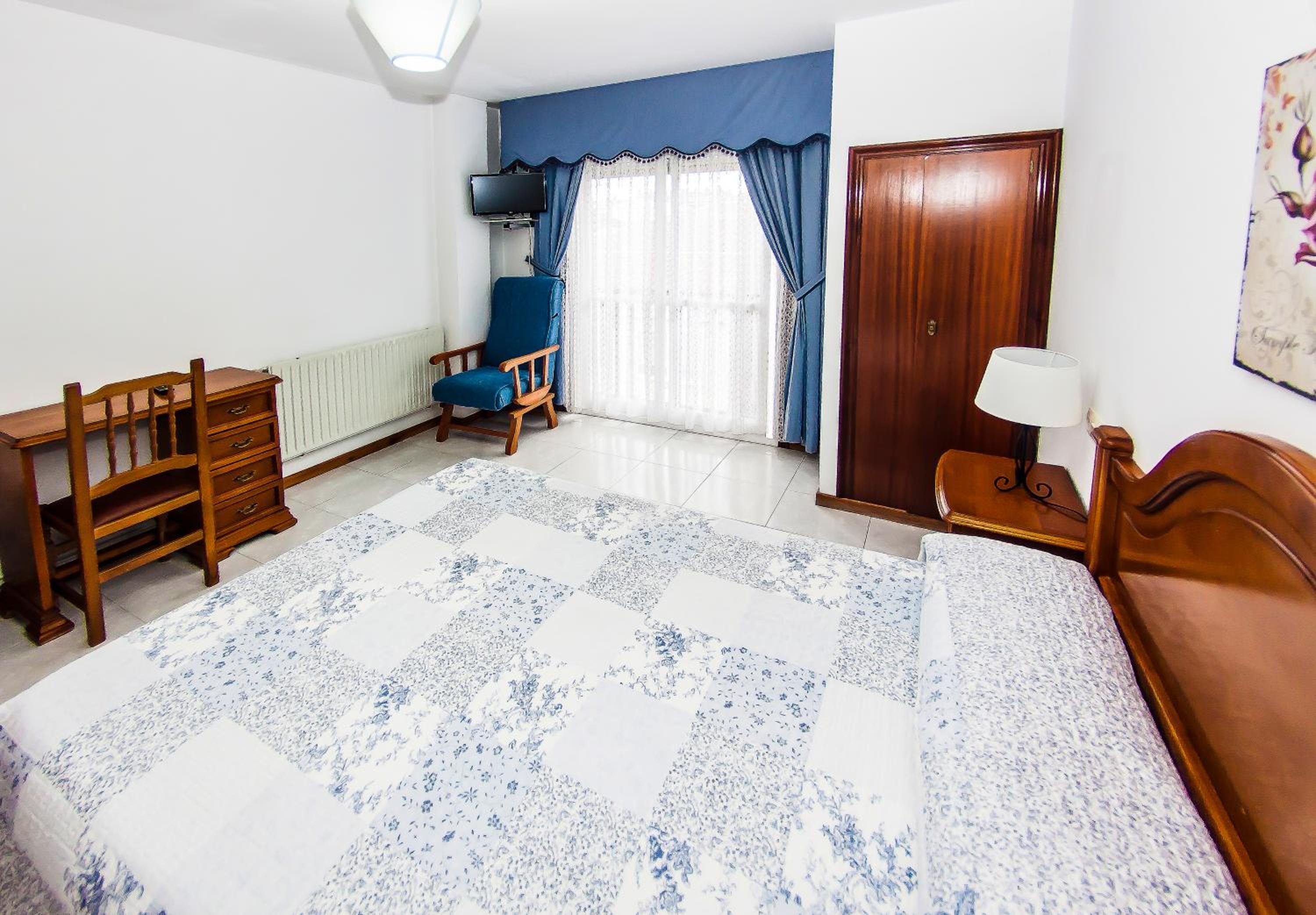 Large Double Room - Photo 1
