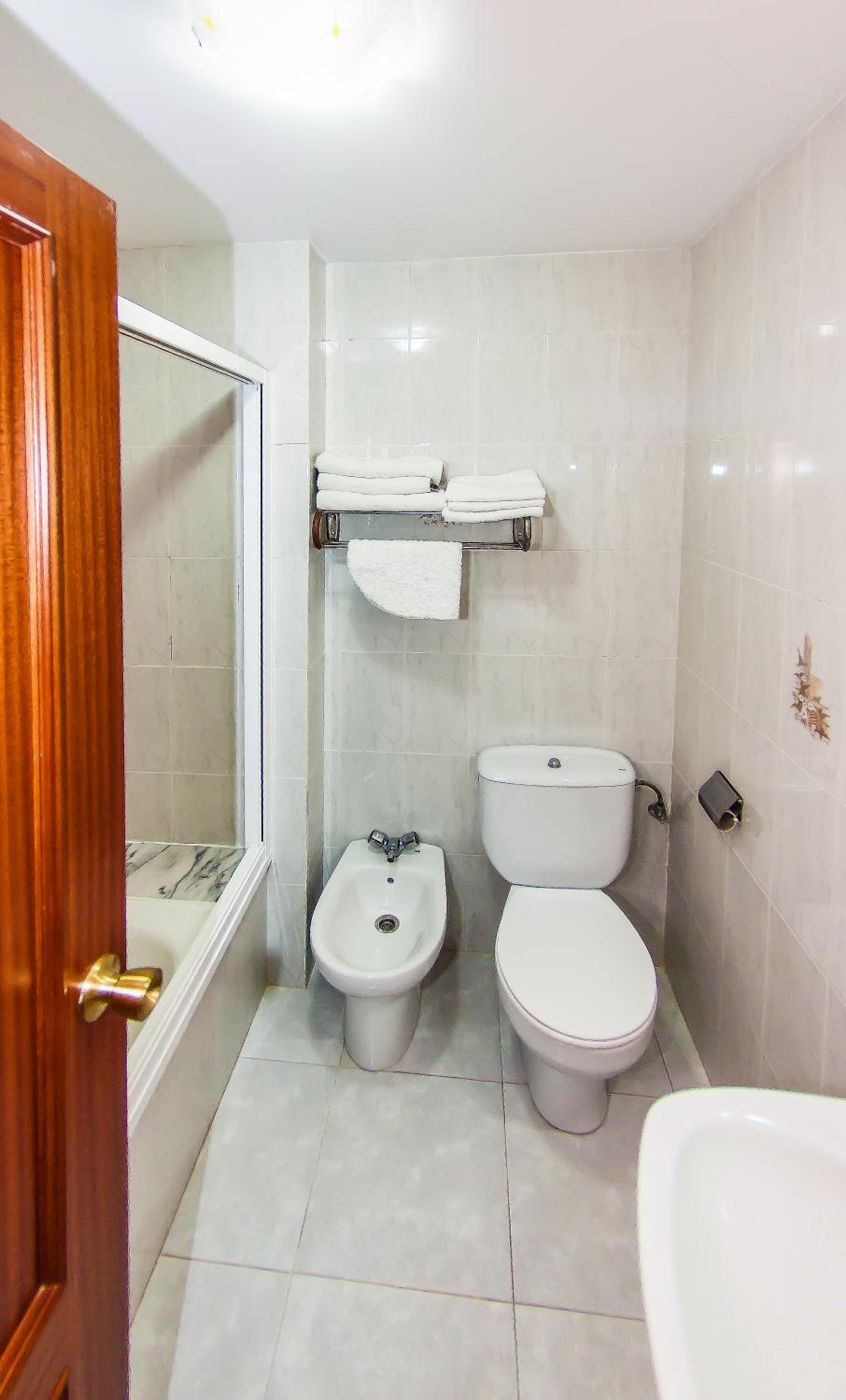Large Double Room - Photo 6