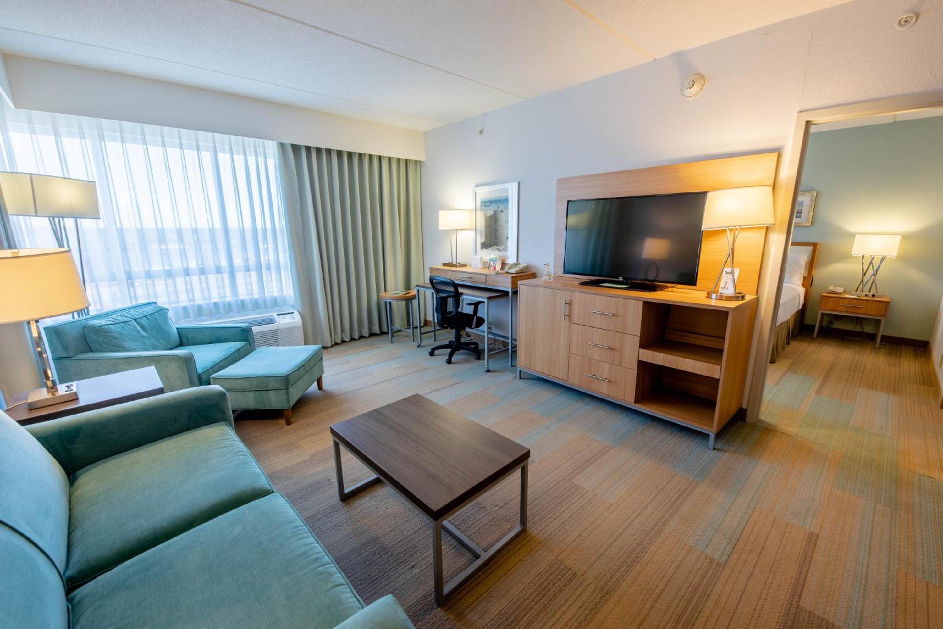 One Bedroom King Suite with Sofa Bed - Non-Smoking - Photo 2