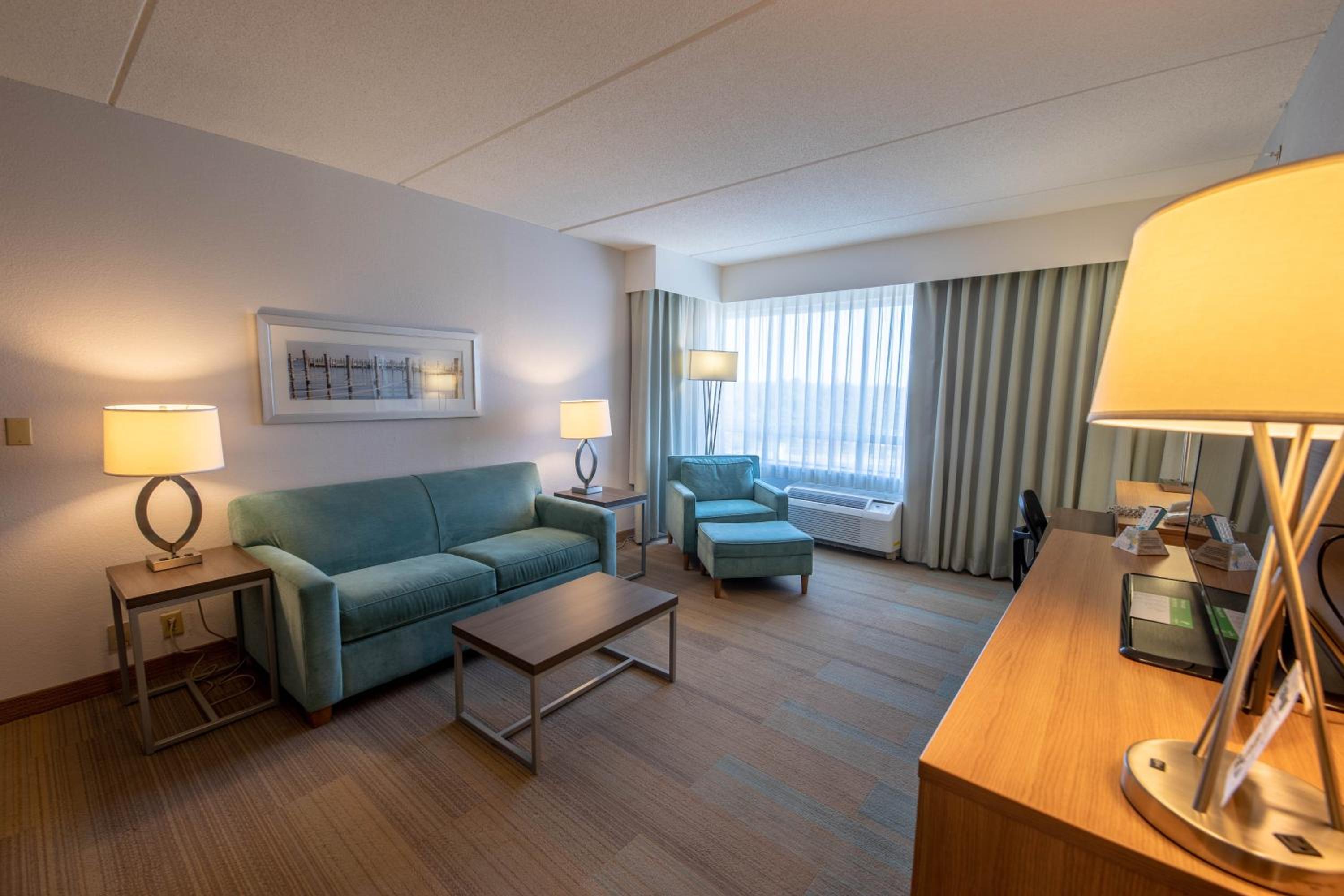 One Bedroom King Suite with Sofa Bed - Non-Smoking - Photo 10