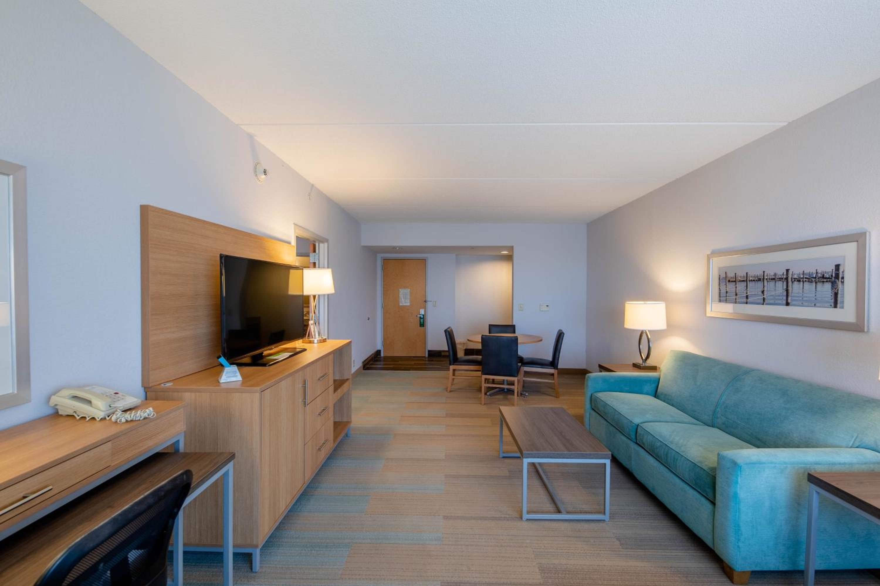 One Bedroom King Suite with Sofa Bed - Non-Smoking - Photo 13