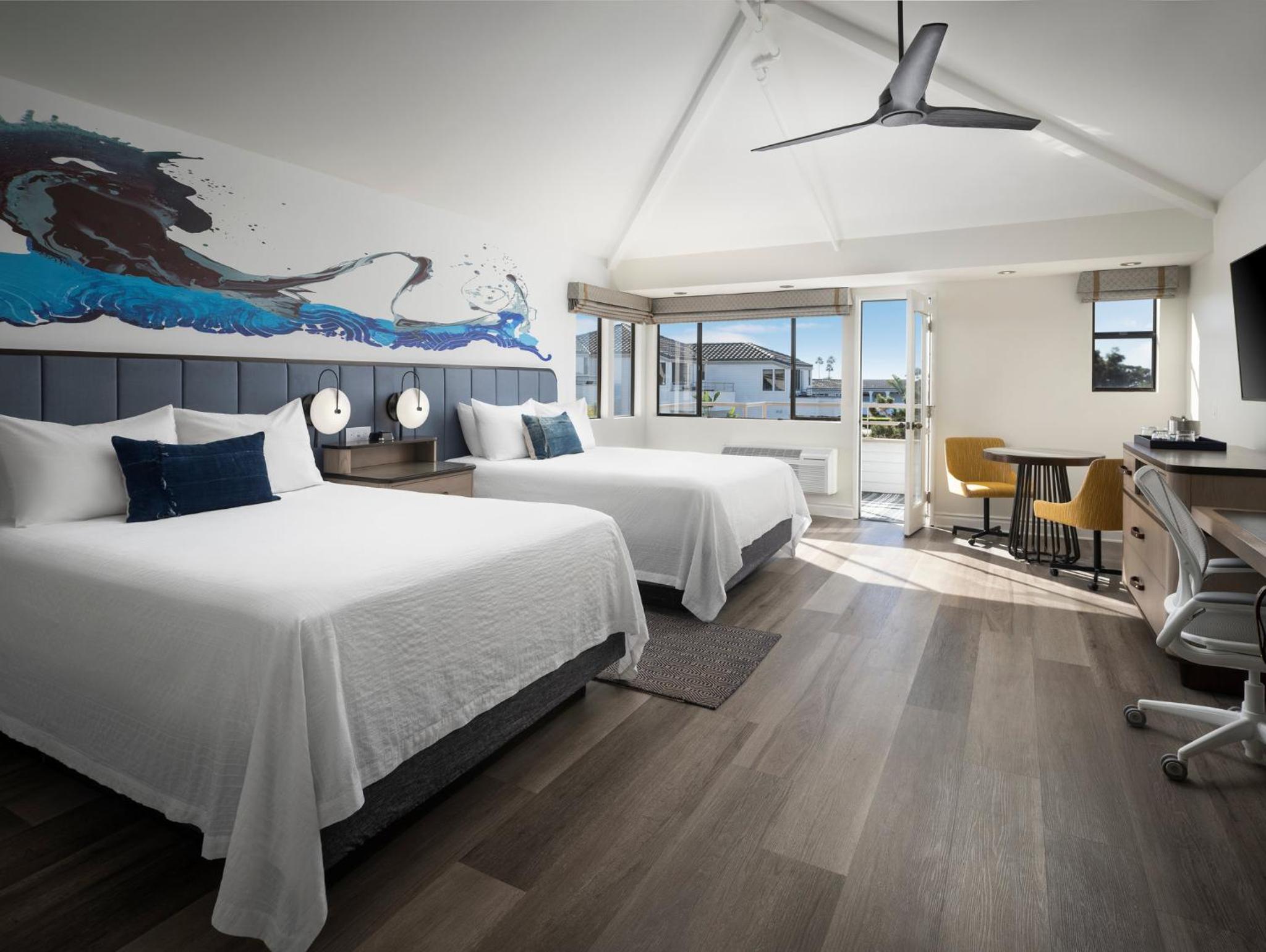 Standard Queen Room with Two Queen Beds and Ocean View - Photo 4