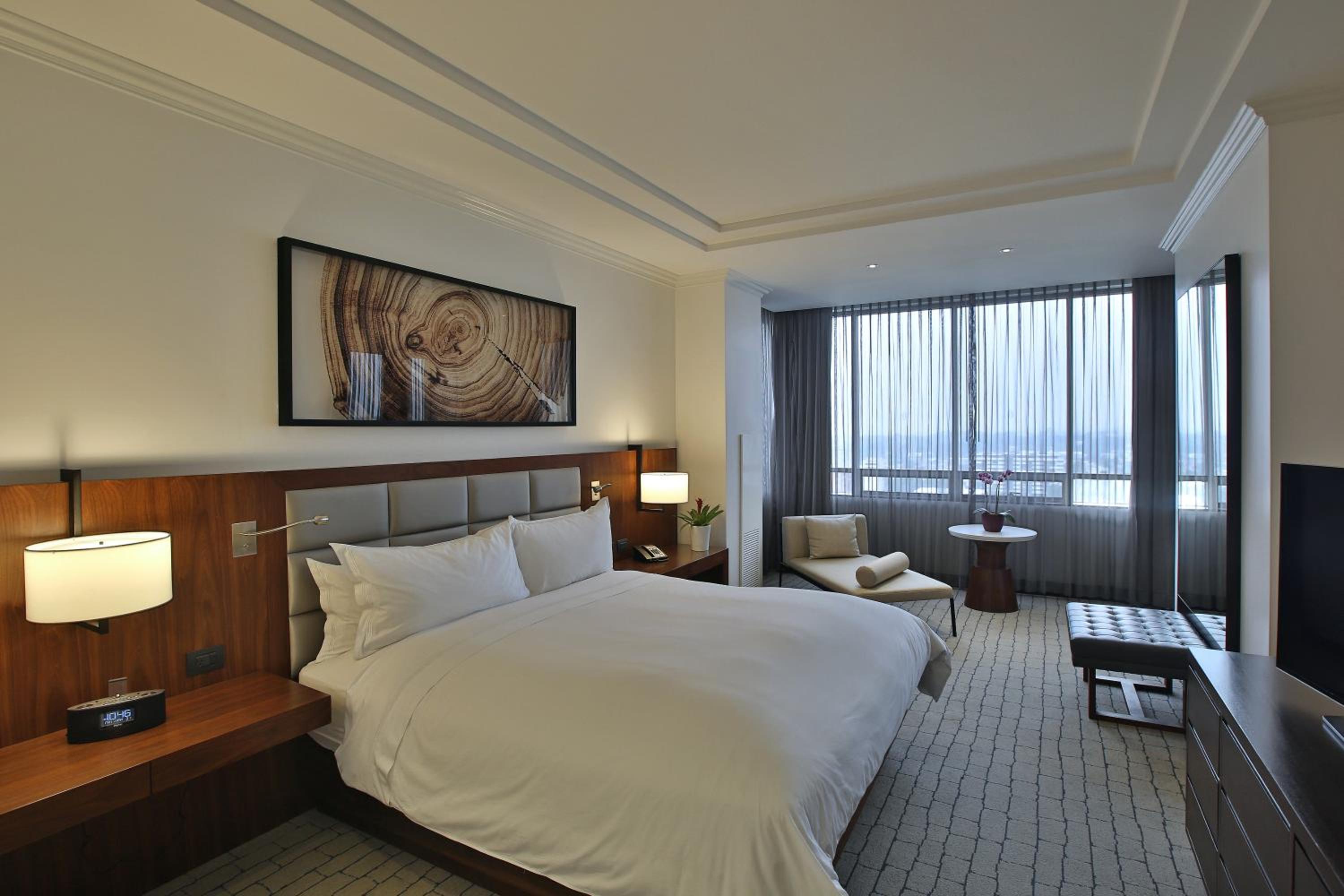 1 King Junior Suite Club Lounge Access High Floor - Photo 4