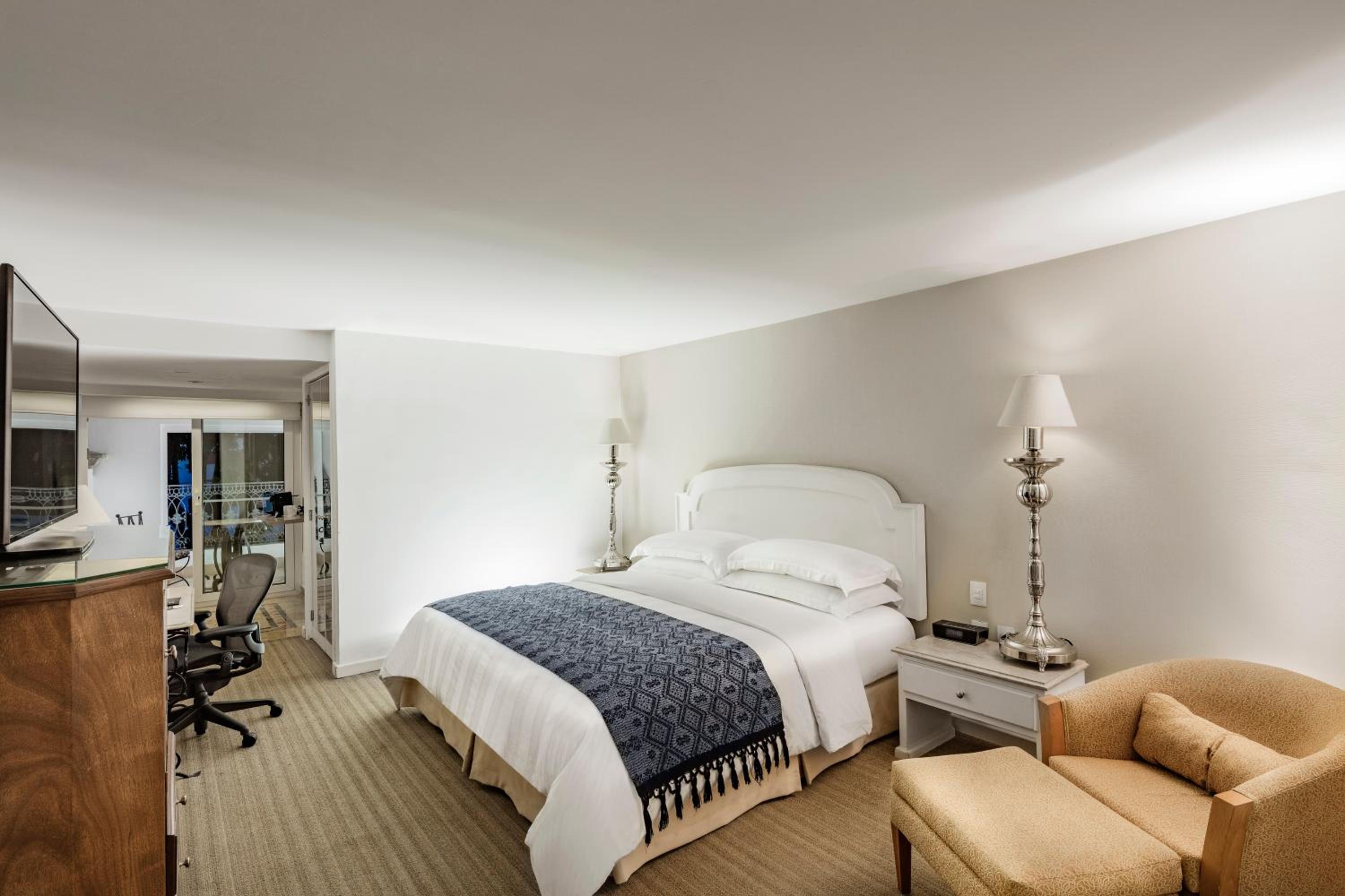 Premium King Room - Lounge Access - Photo 2