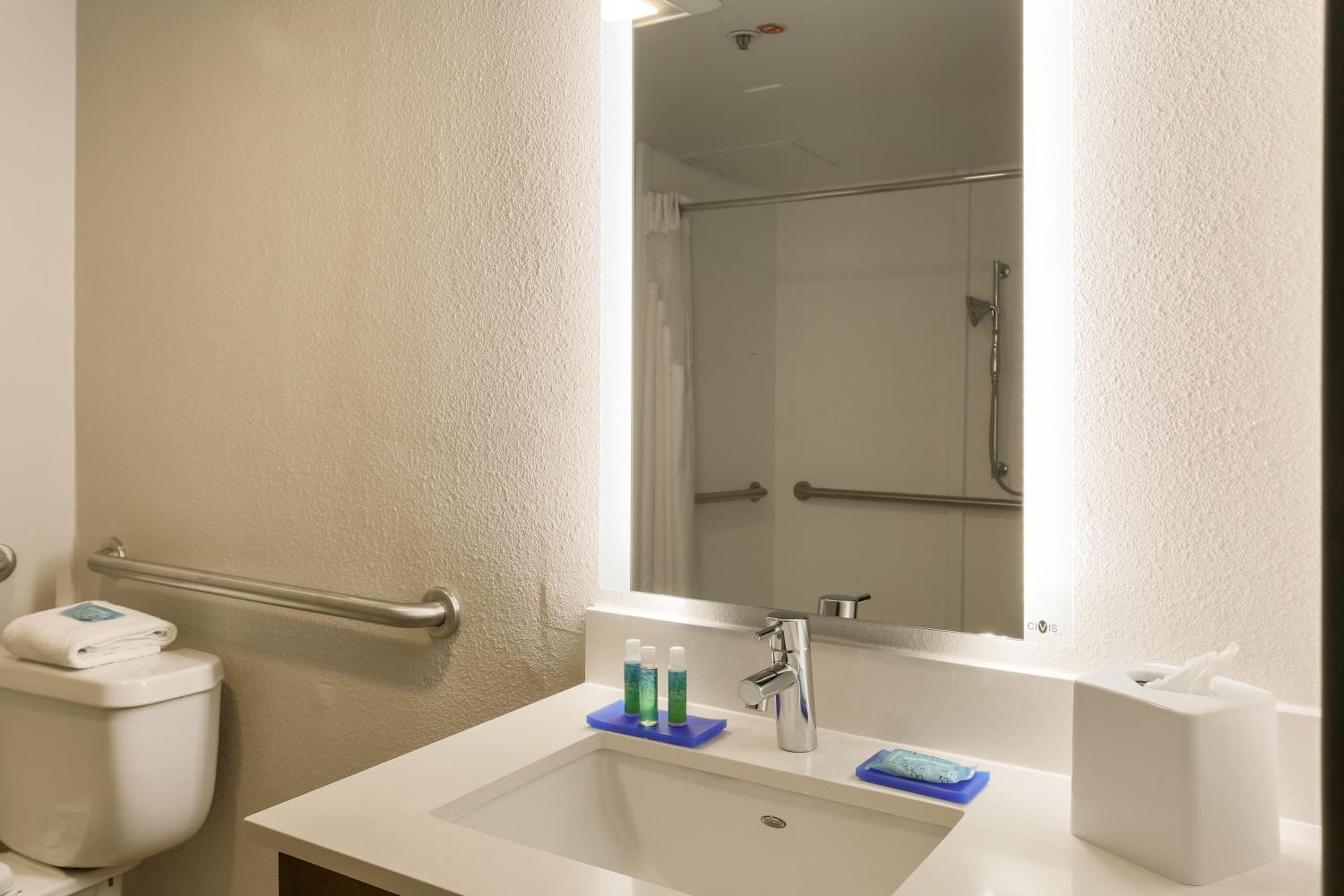 Queen Room - Disability Access Tub - Photo 3