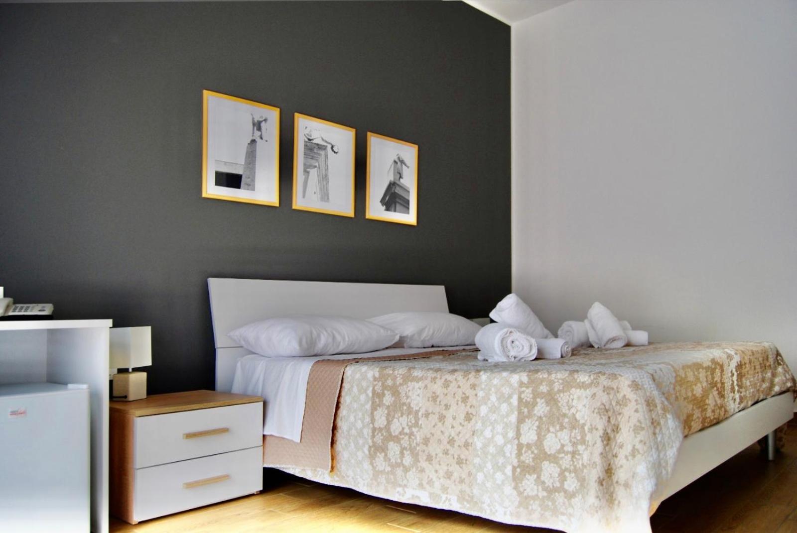 Deluxe Double Room with Balcony - Photo 3