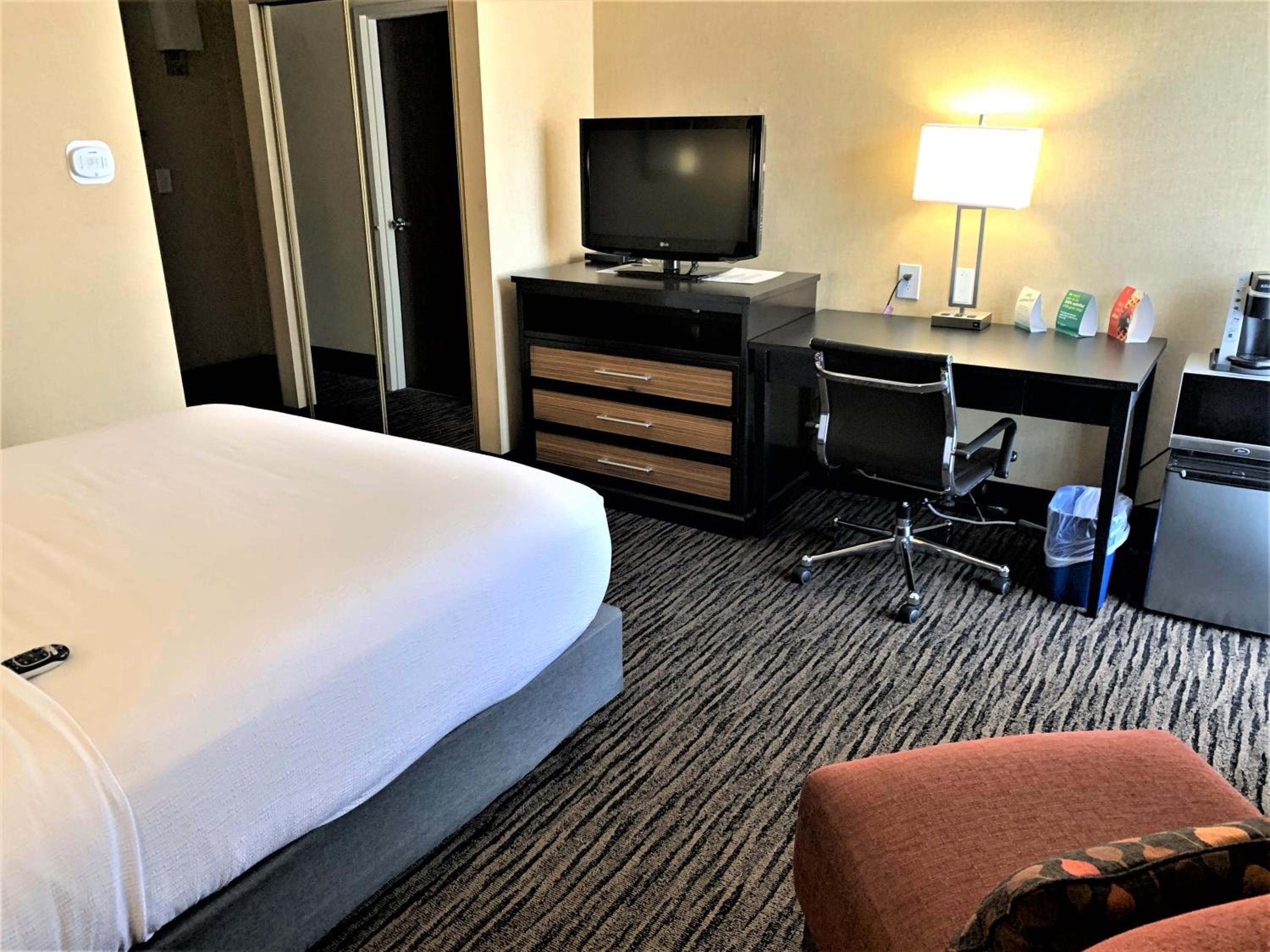 Standard Queen Room with One Queen Bed (Non Smoking) - Photo 1