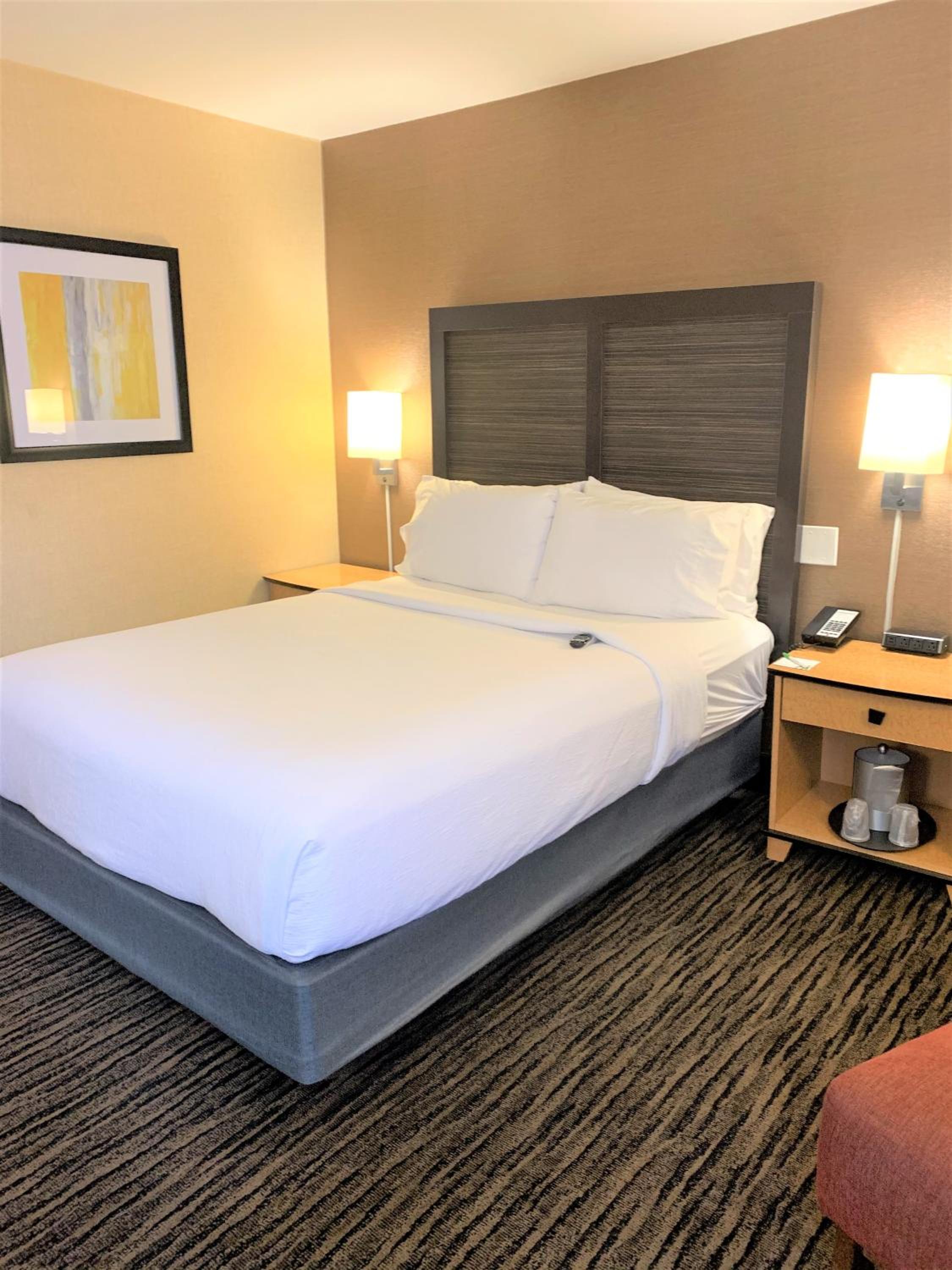 Standard Queen Room with One Queen Bed (Non Smoking) - Photo 5