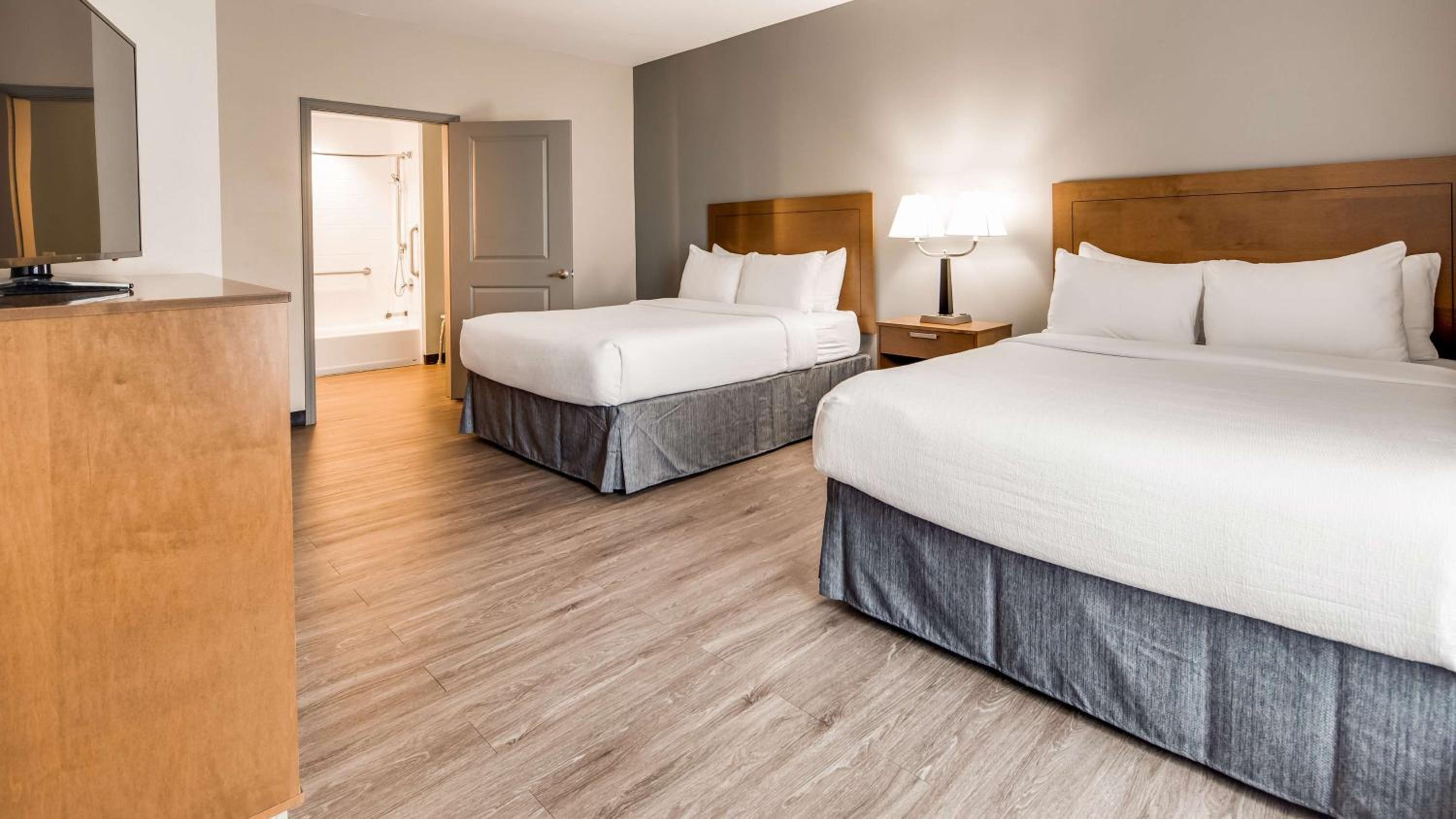 Queen Room with Two Queen Beds and Bath Tub - Disability Access/Non-Smoking