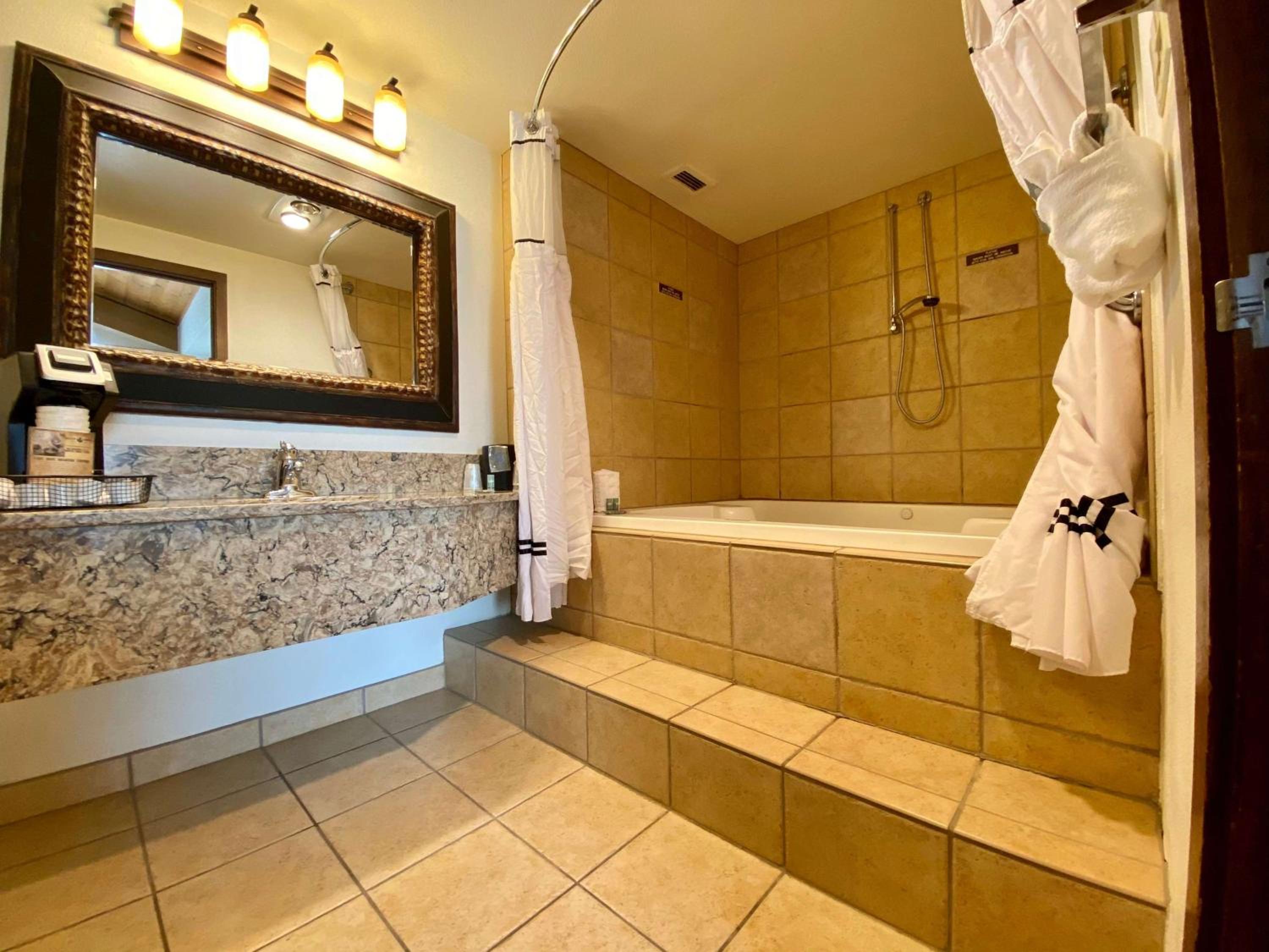 Oversize King Room with Jetted Tub - Photo 3
