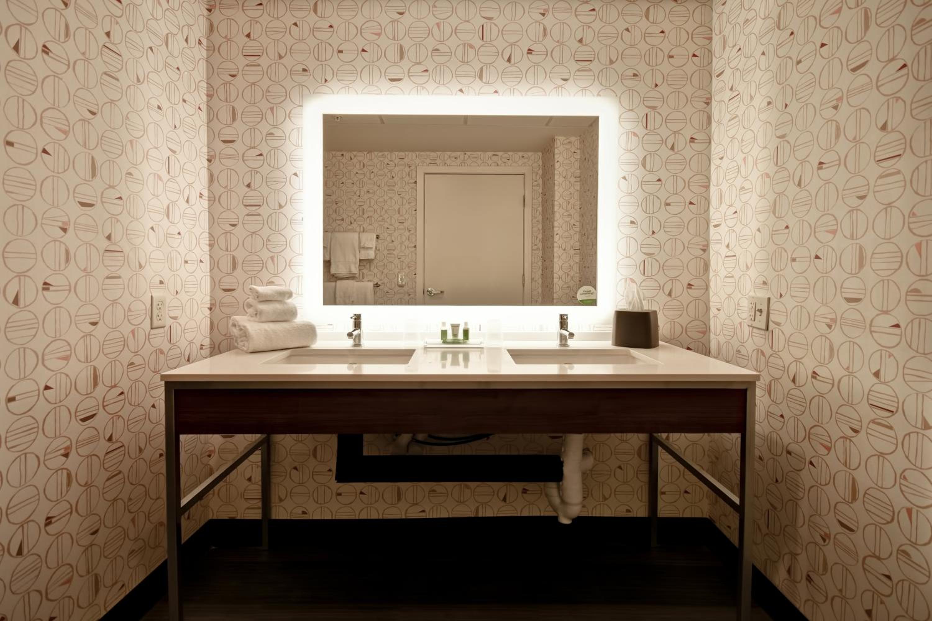 King Studio with Accessible Roll In Shower - Non-Smoking photo 2