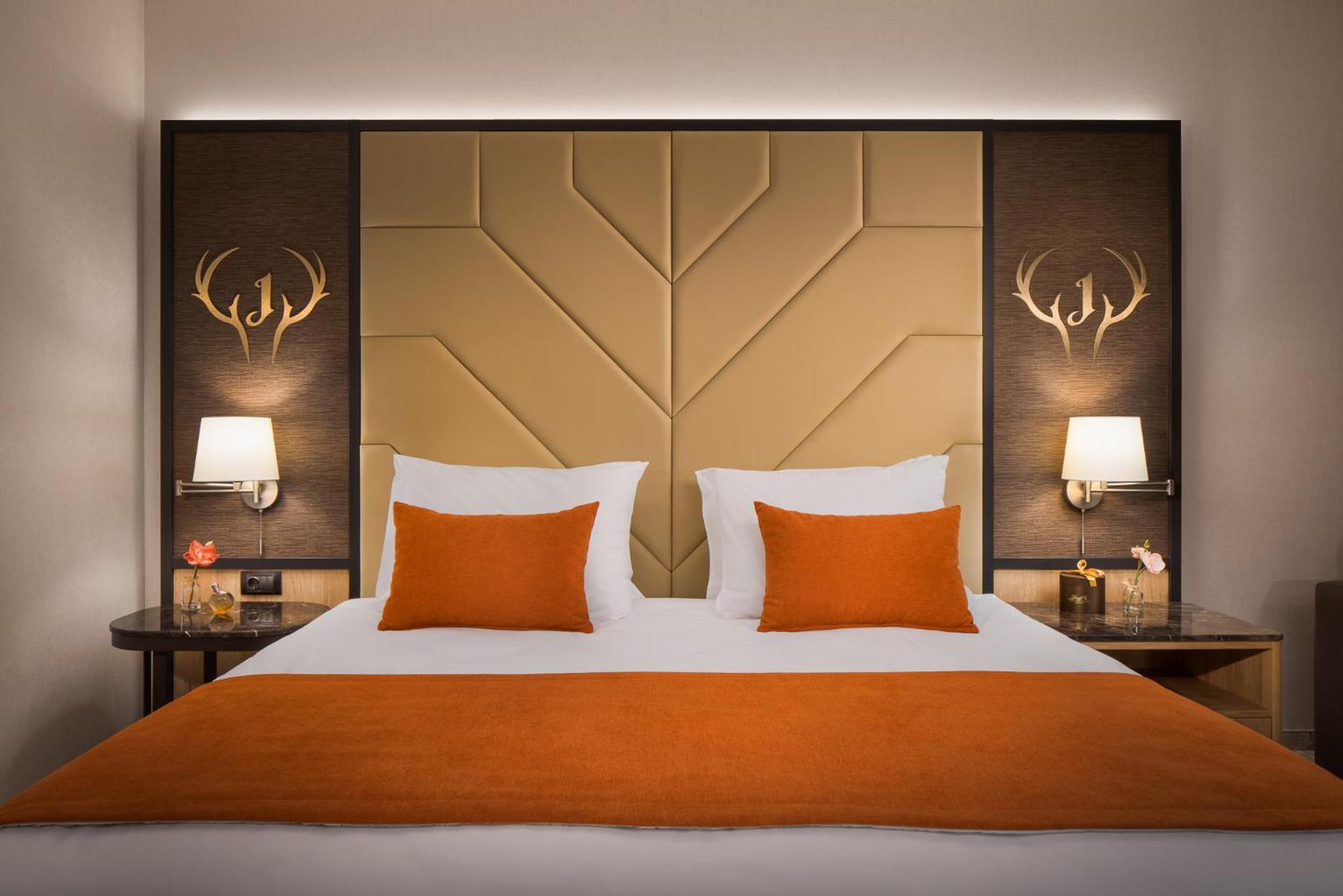 Premium King Room - Photo 15