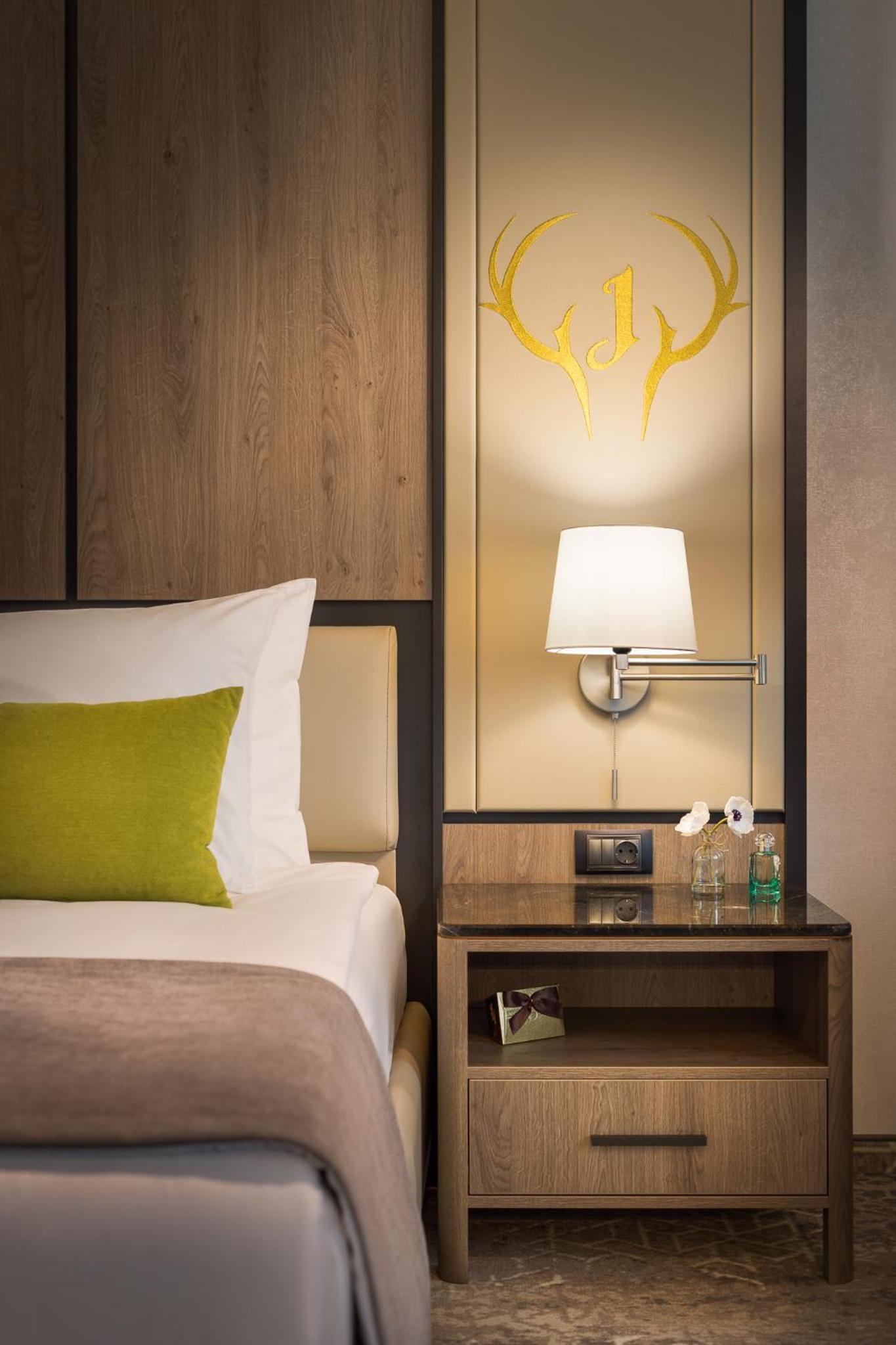 Premium King Room - Photo 9