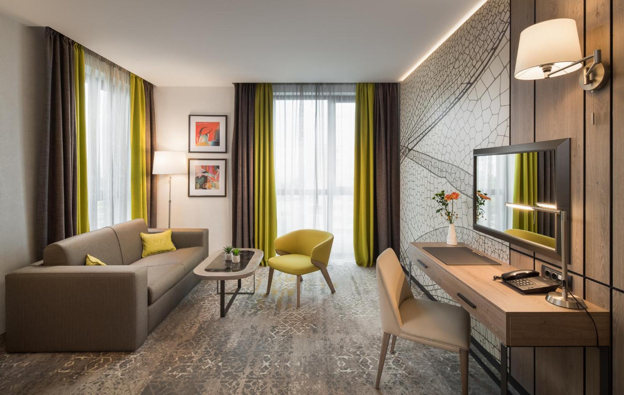 Premium King Room - Photo 7