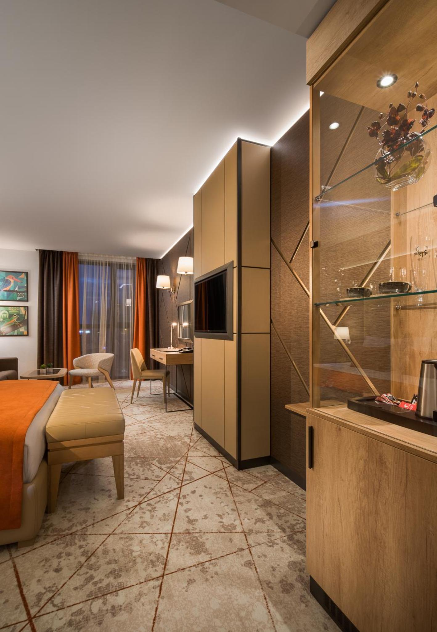 Premium King Room - Photo 16