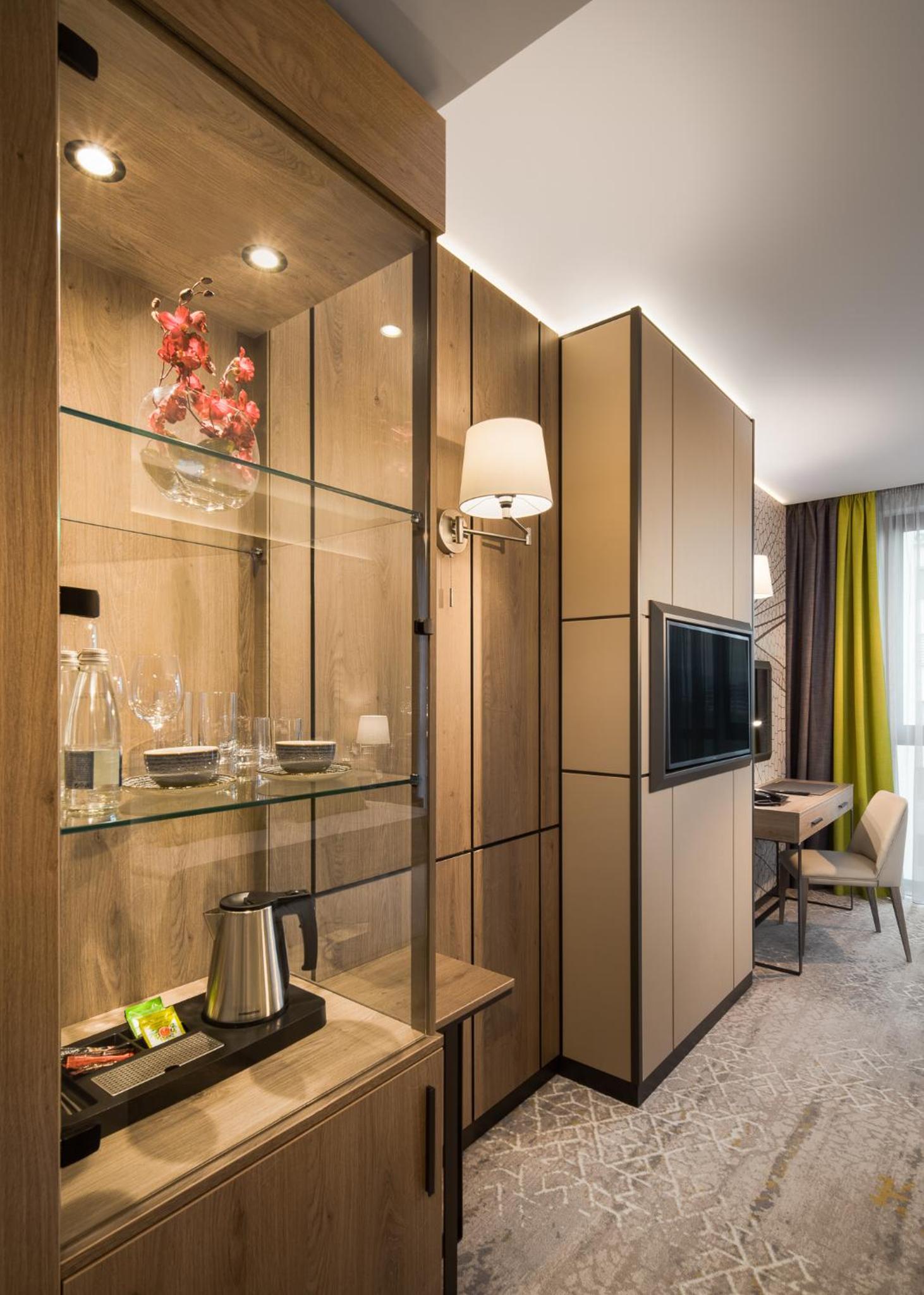 Premium King Room - Photo 6
